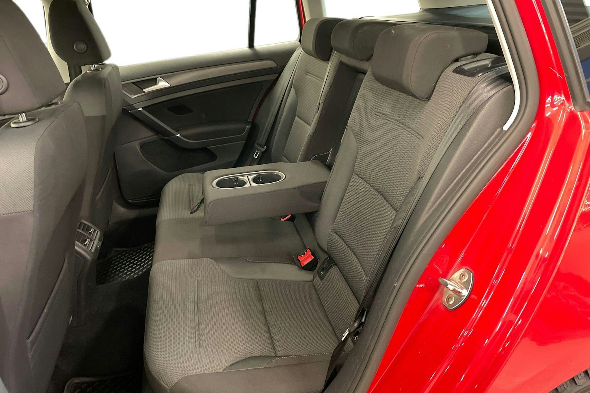 punainen Volkswagen Golf 2018 kuva 10.