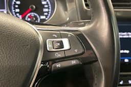 punainen Volkswagen Golf 2018 kuva 16.