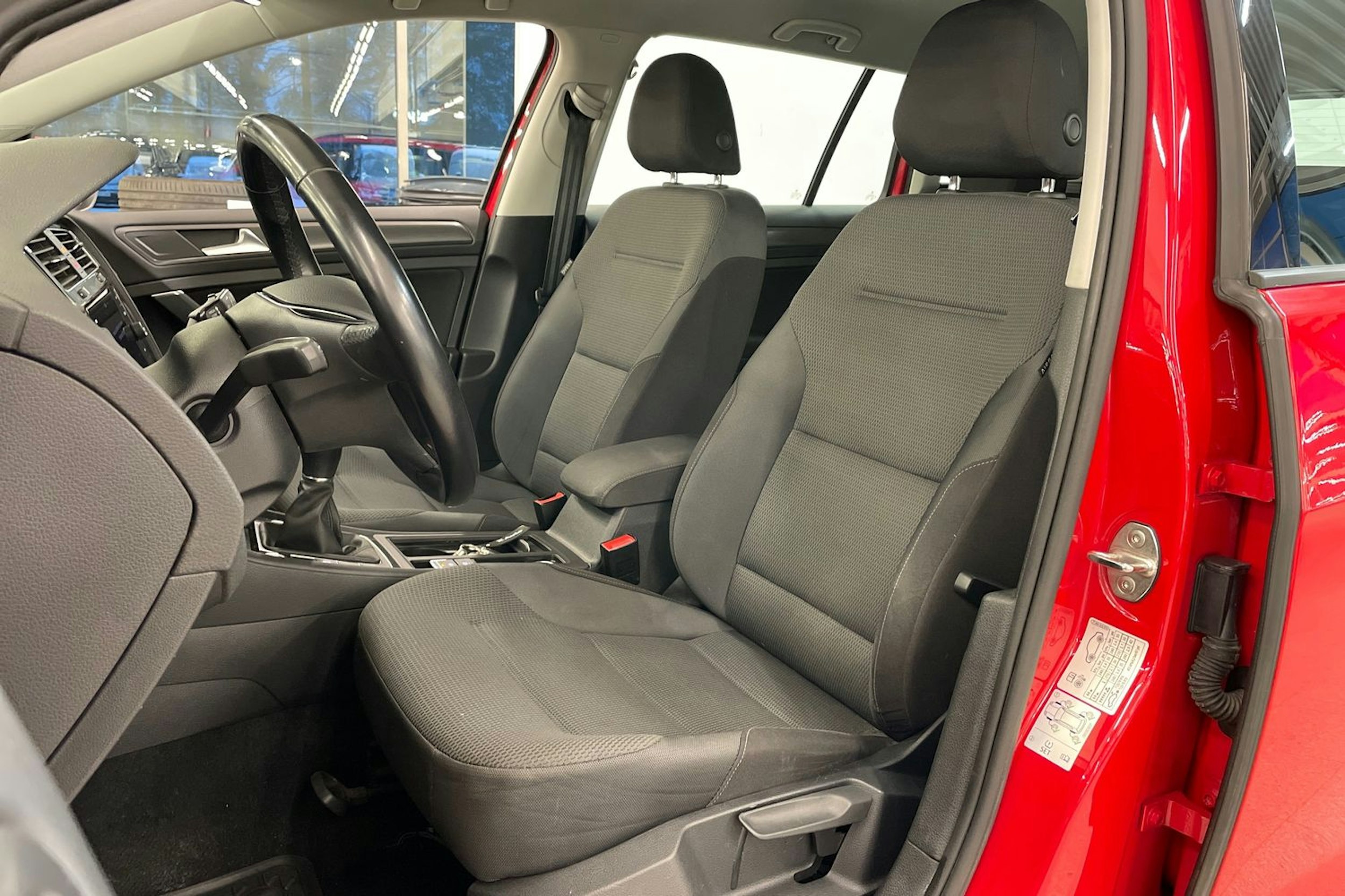 punainen Volkswagen Golf 2018 kuva 22.