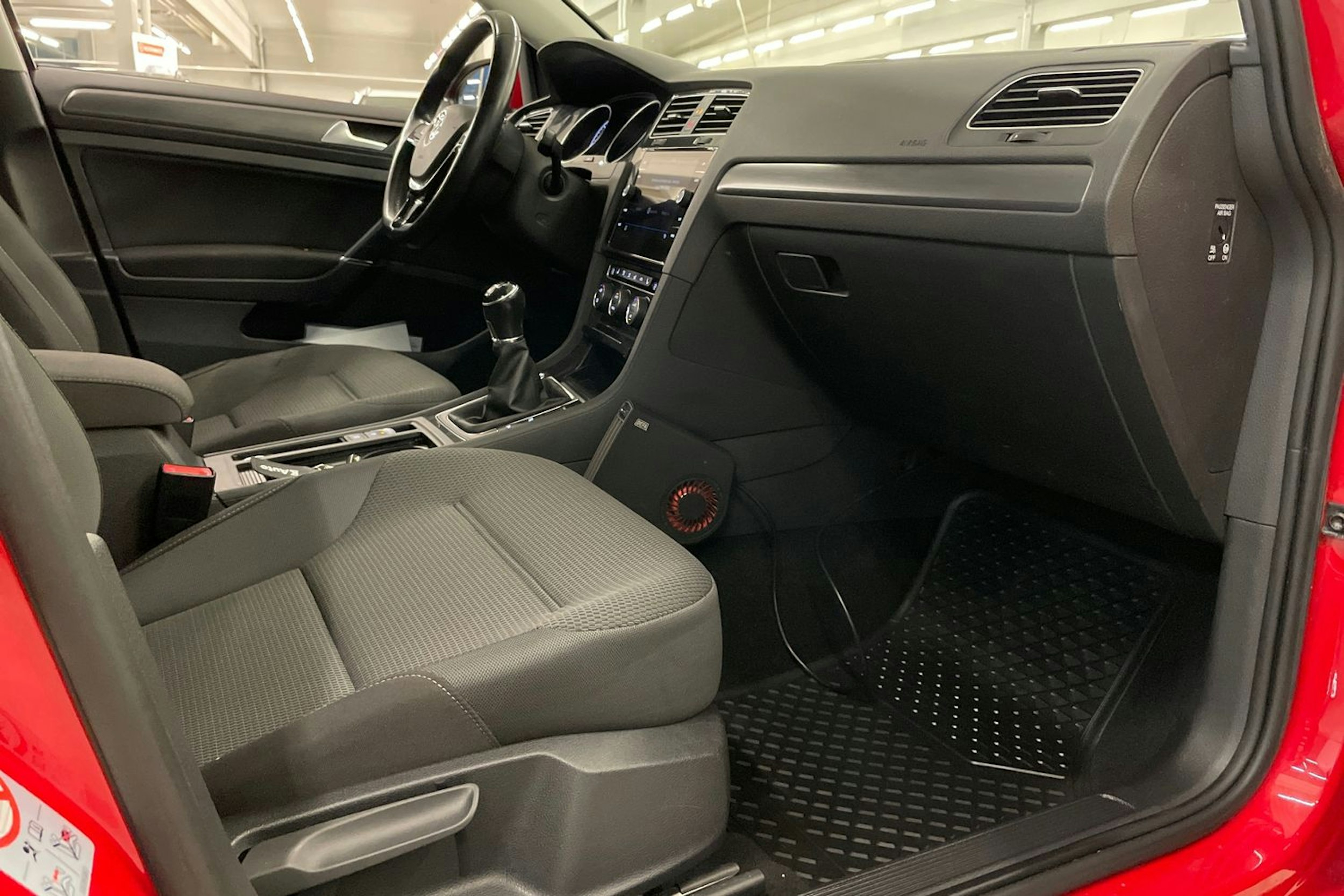 punainen Volkswagen Golf 2018 kuva 23.