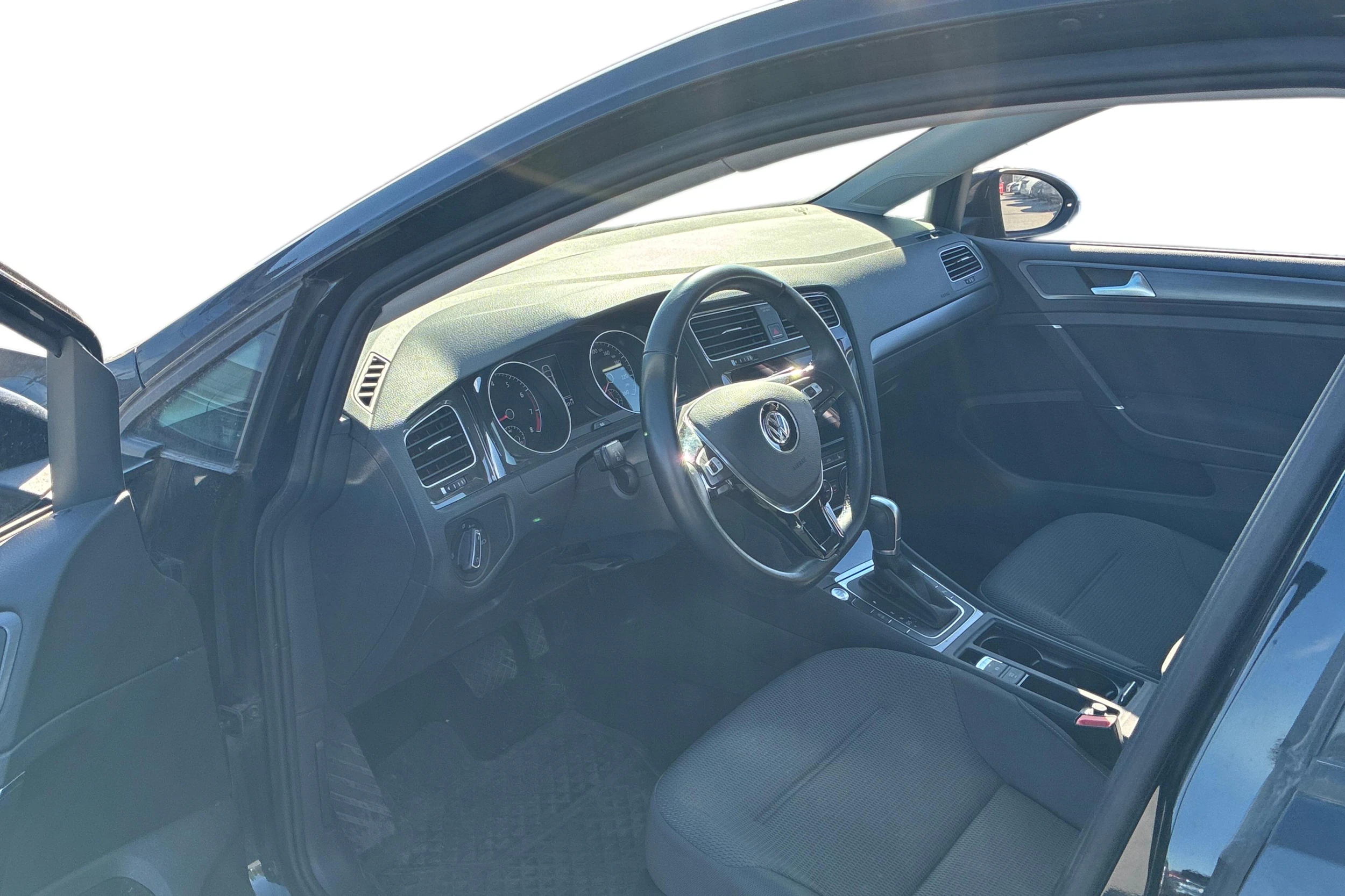 Musta Volkswagen GOLF 2018 kuva 3.