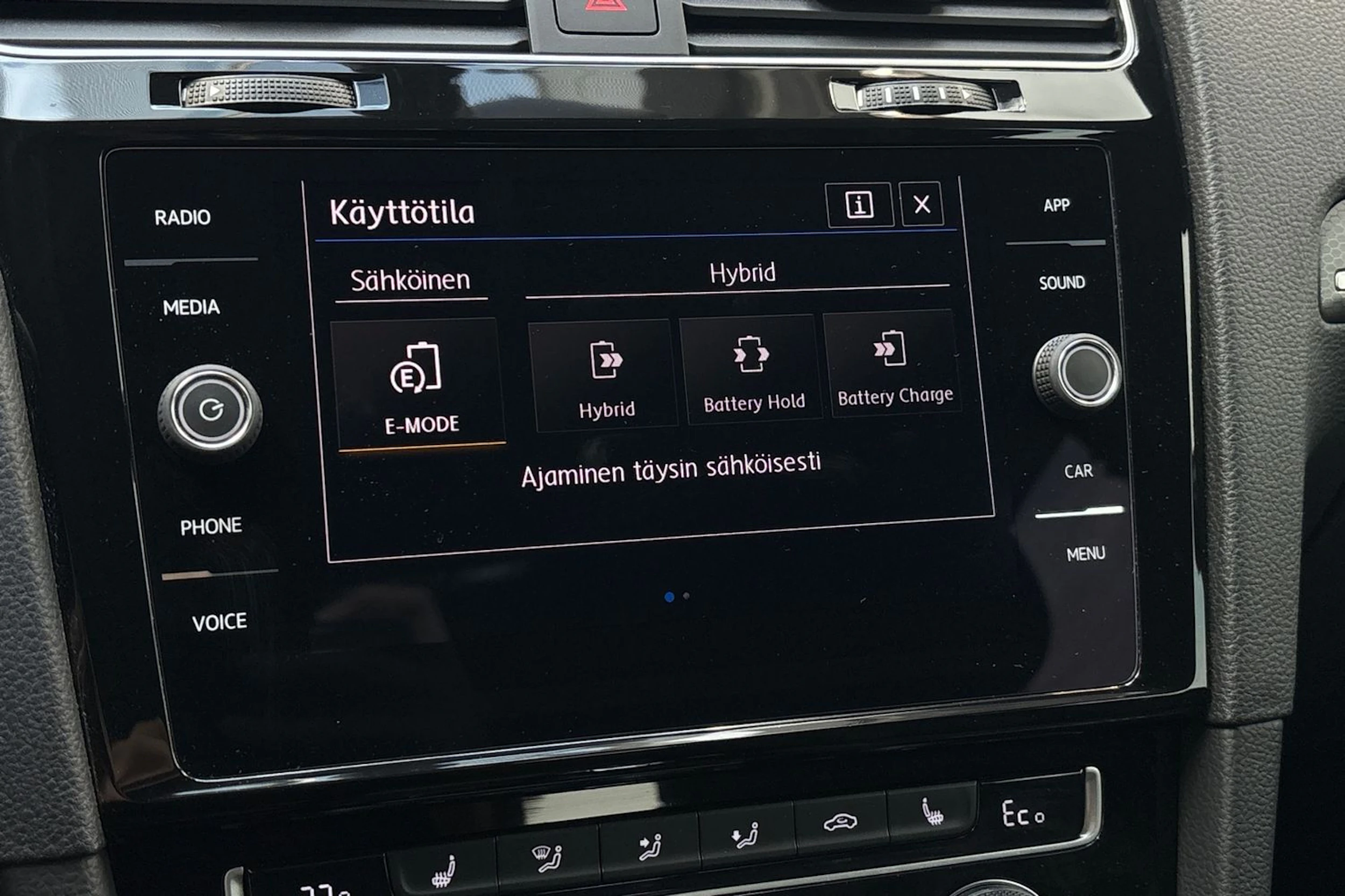 valkoinen Volkswagen Golf 2018 kuva 21.