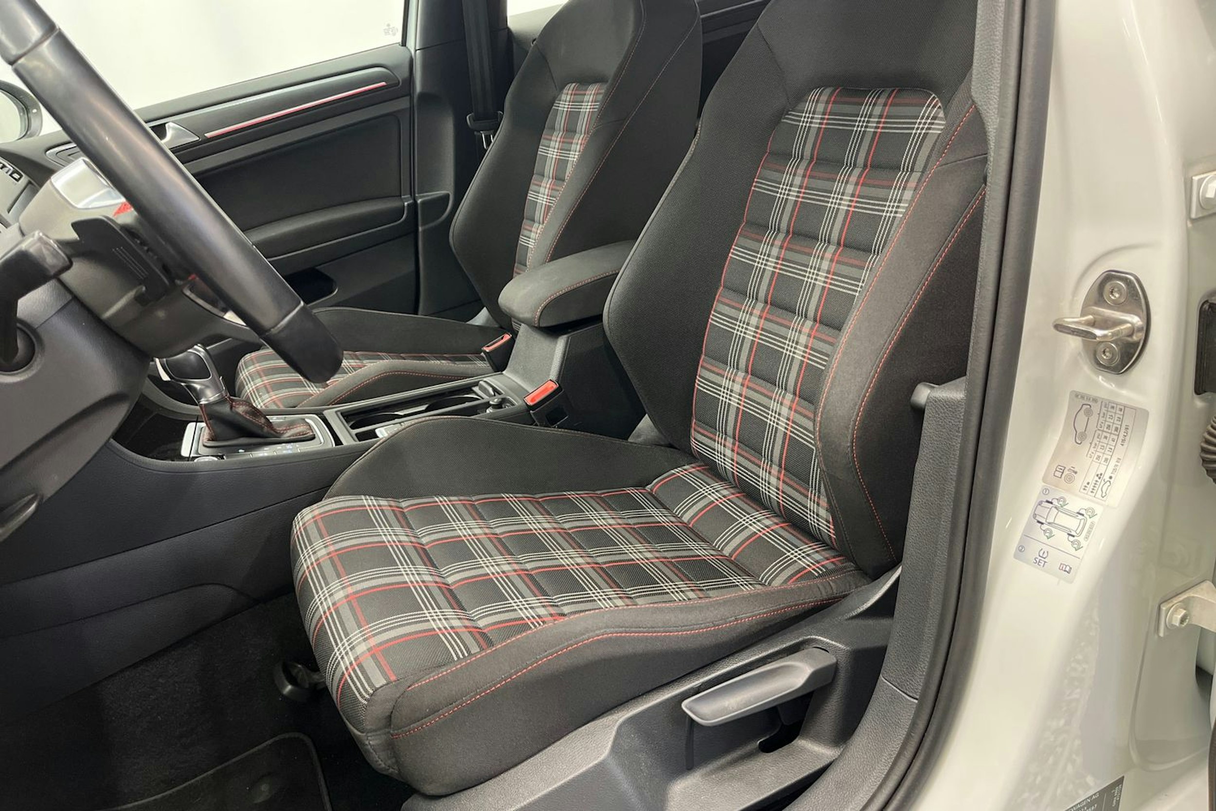 valkoinen Volkswagen Golf 2018 kuva 20.