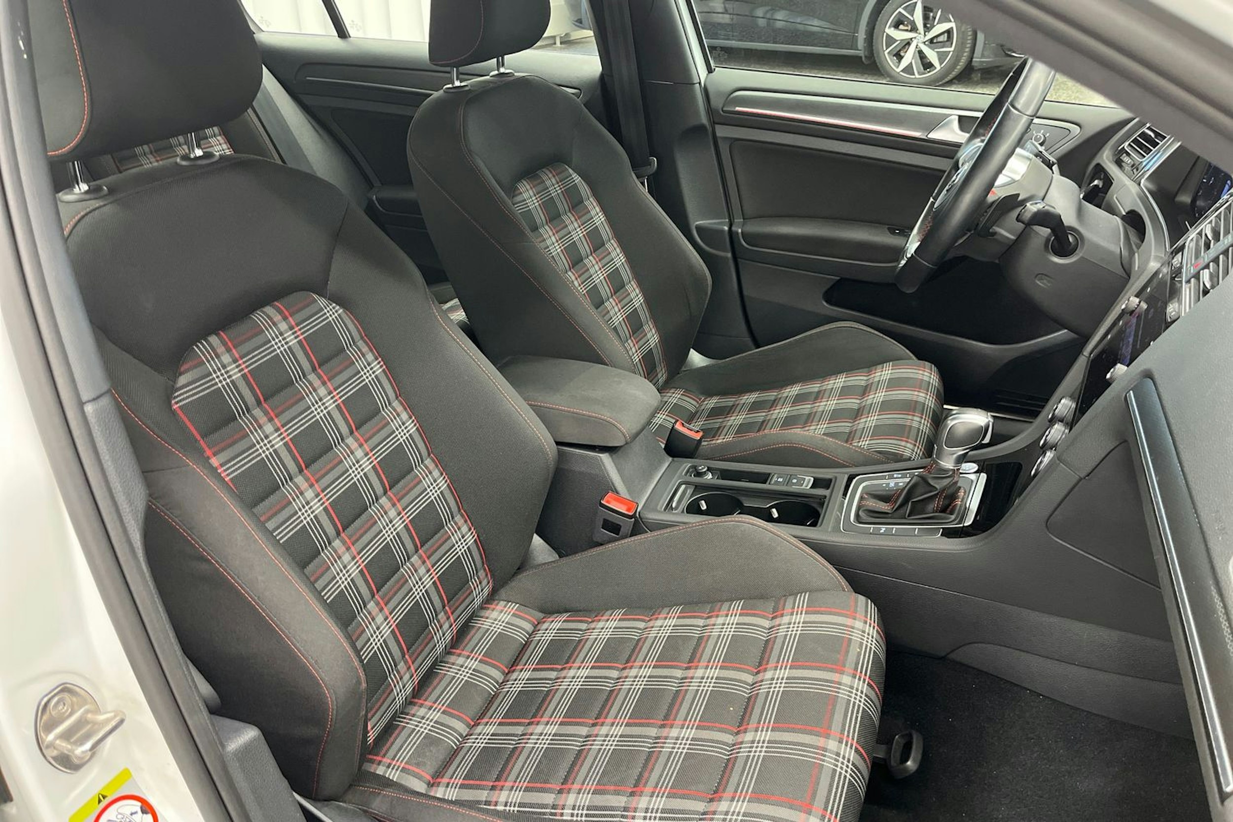 valkoinen Volkswagen Golf 2018 kuva 21.