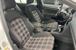 valkoinen Volkswagen Golf 2018 kuva 21.