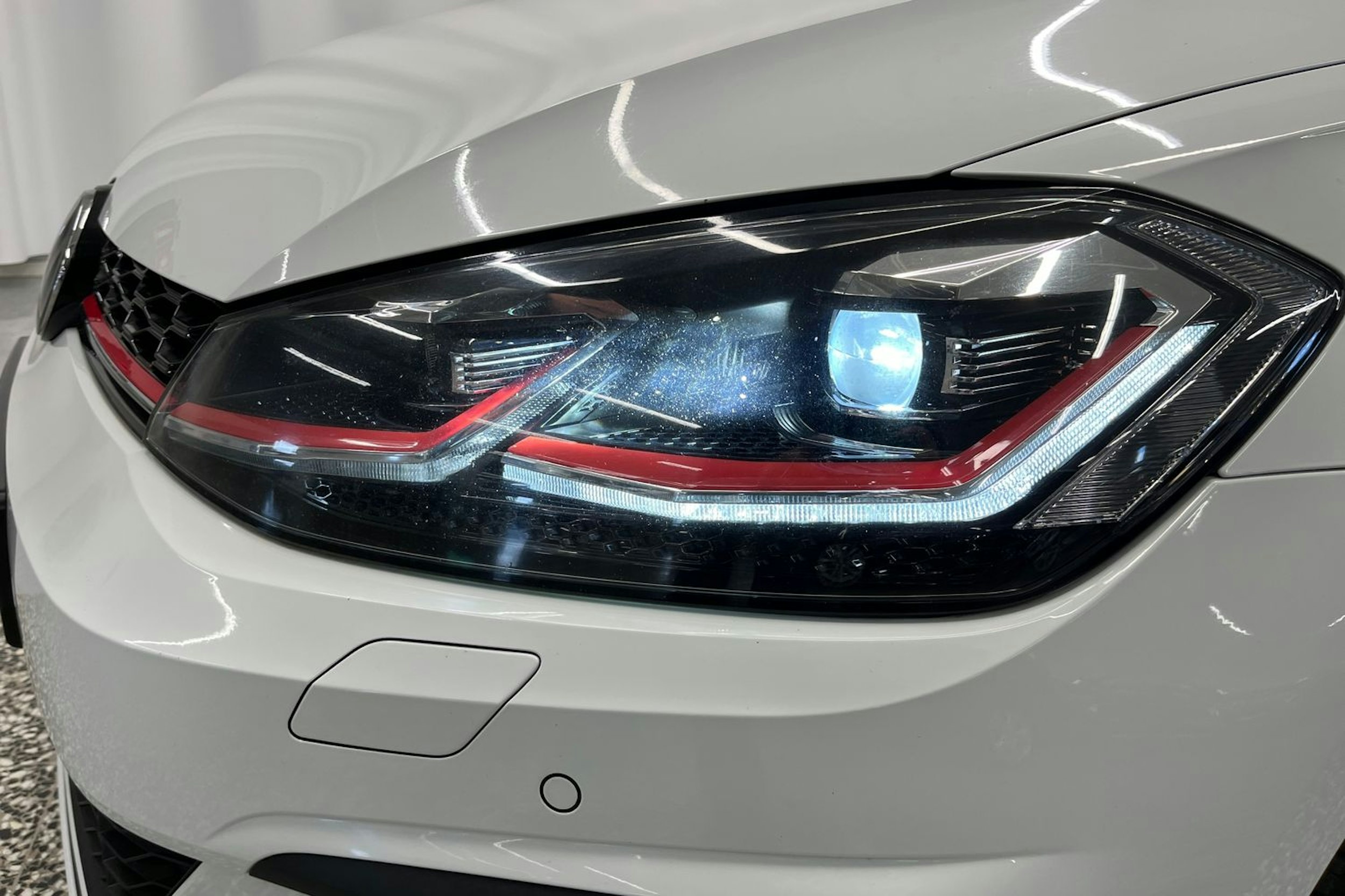 valkoinen Volkswagen Golf 2018 kuva 22.