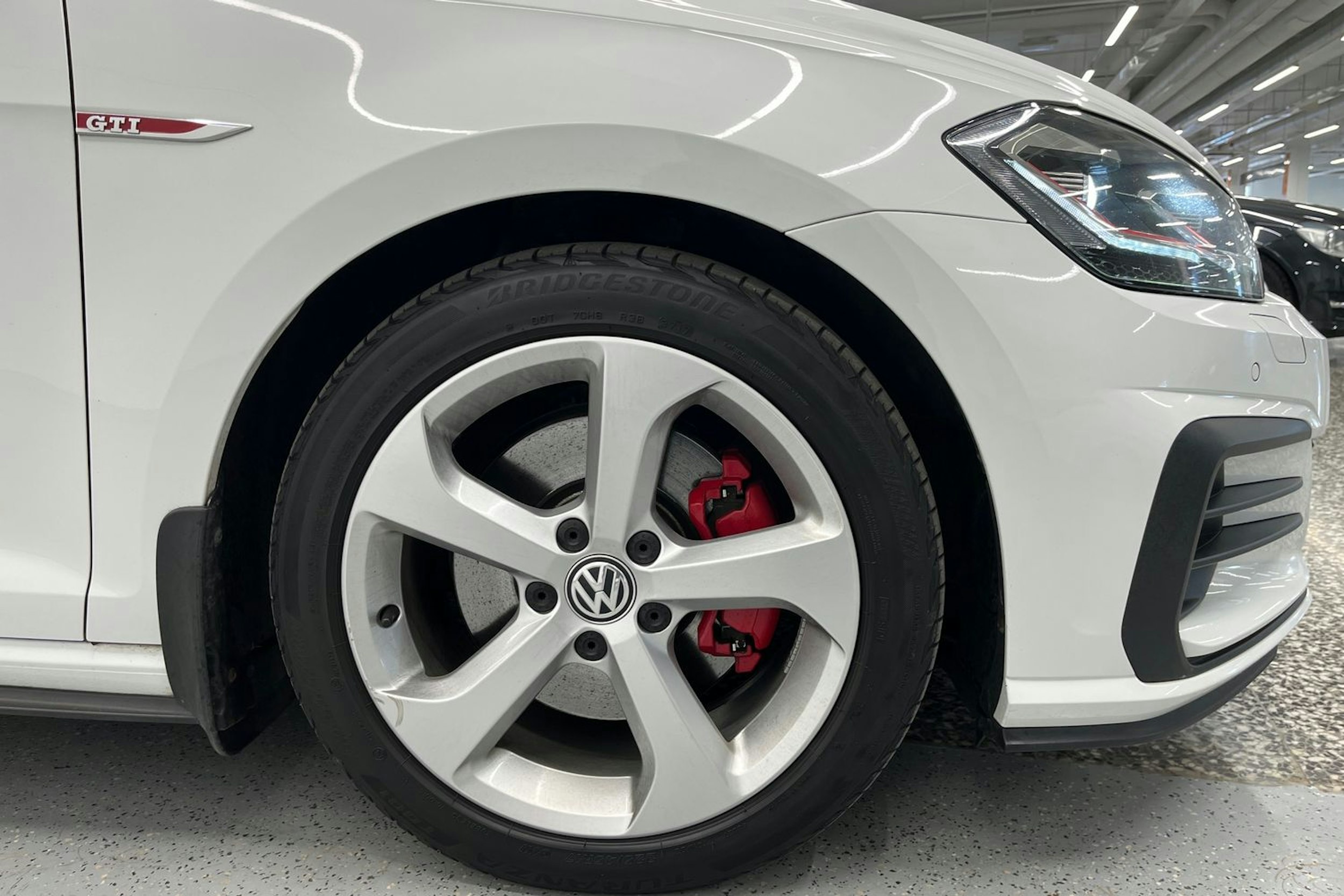 valkoinen Volkswagen Golf 2018 kuva 23.