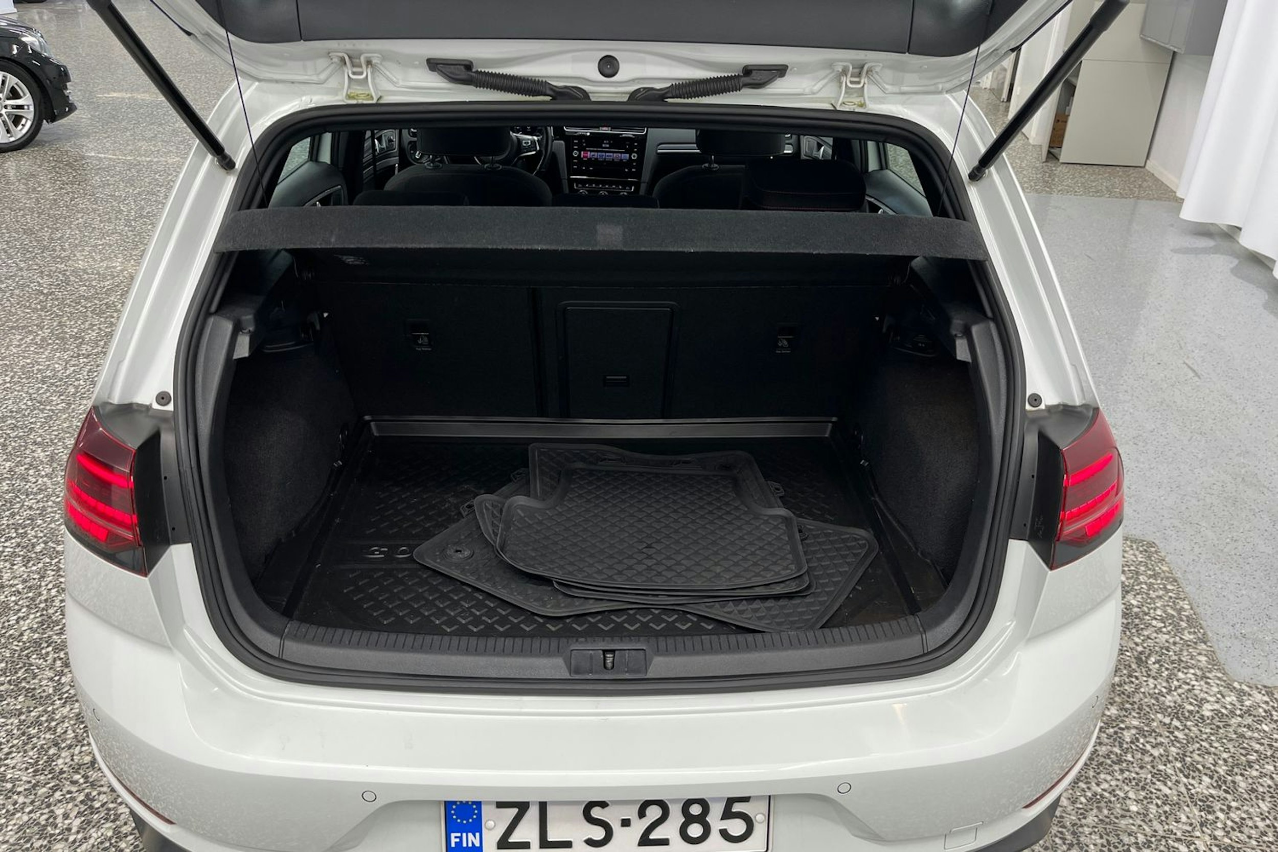 valkoinen Volkswagen Golf 2018 kuva 24.