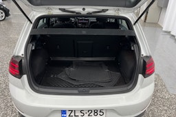 valkoinen Volkswagen Golf 2018 kuva 24.