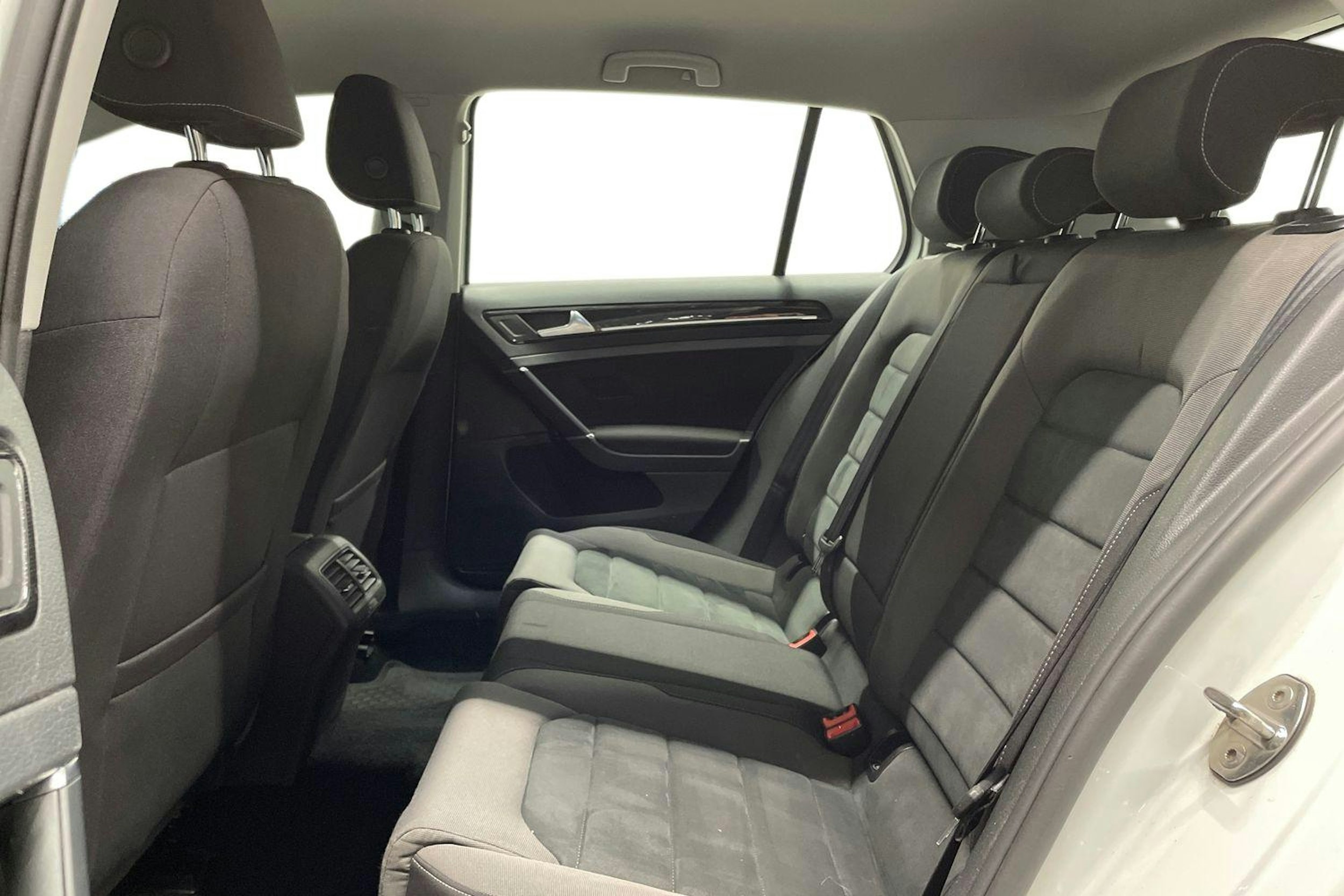 Valkoinen Volkswagen GOLF 2018 kuva 10.