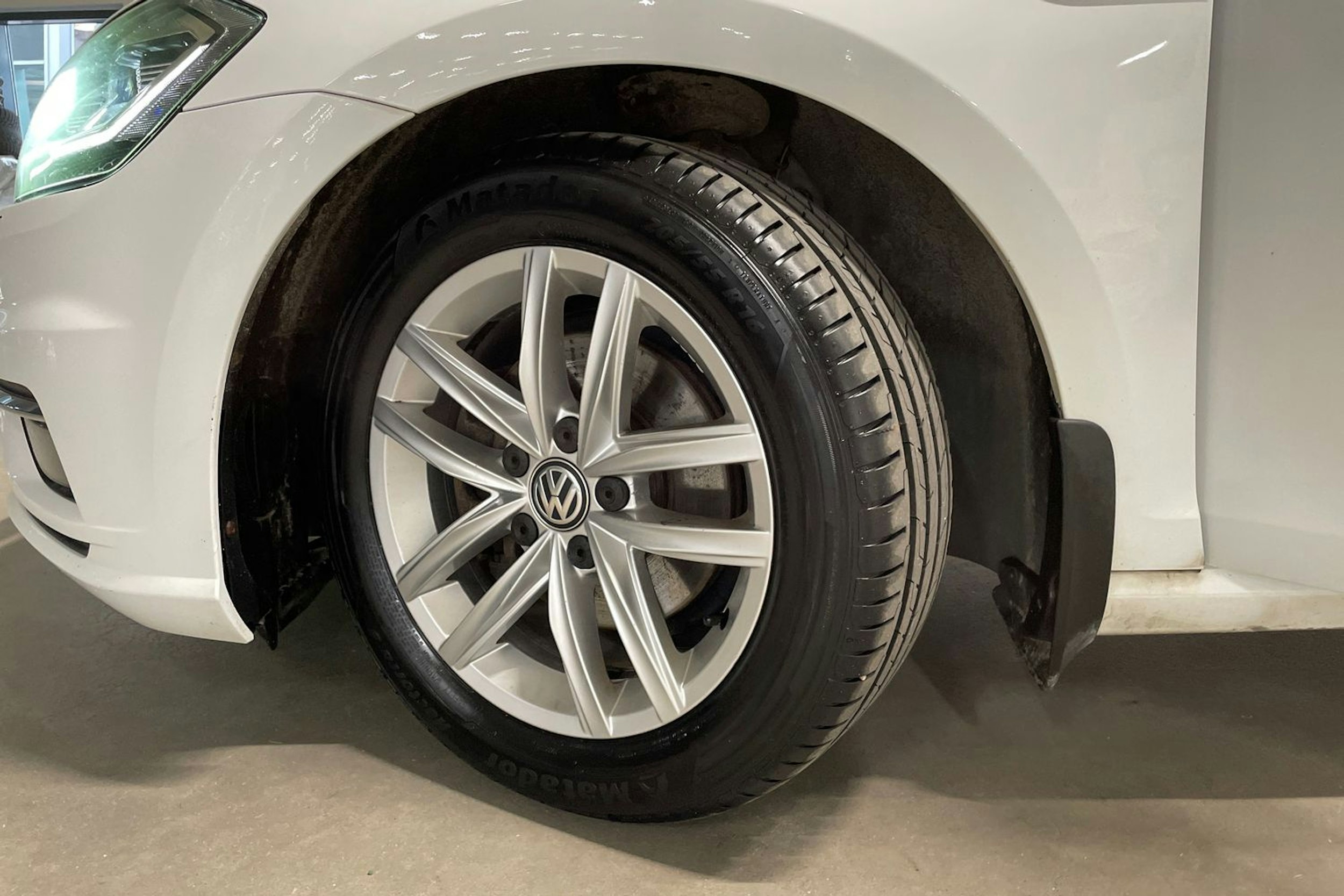 Valkoinen Volkswagen GOLF 2018 kuva 13.