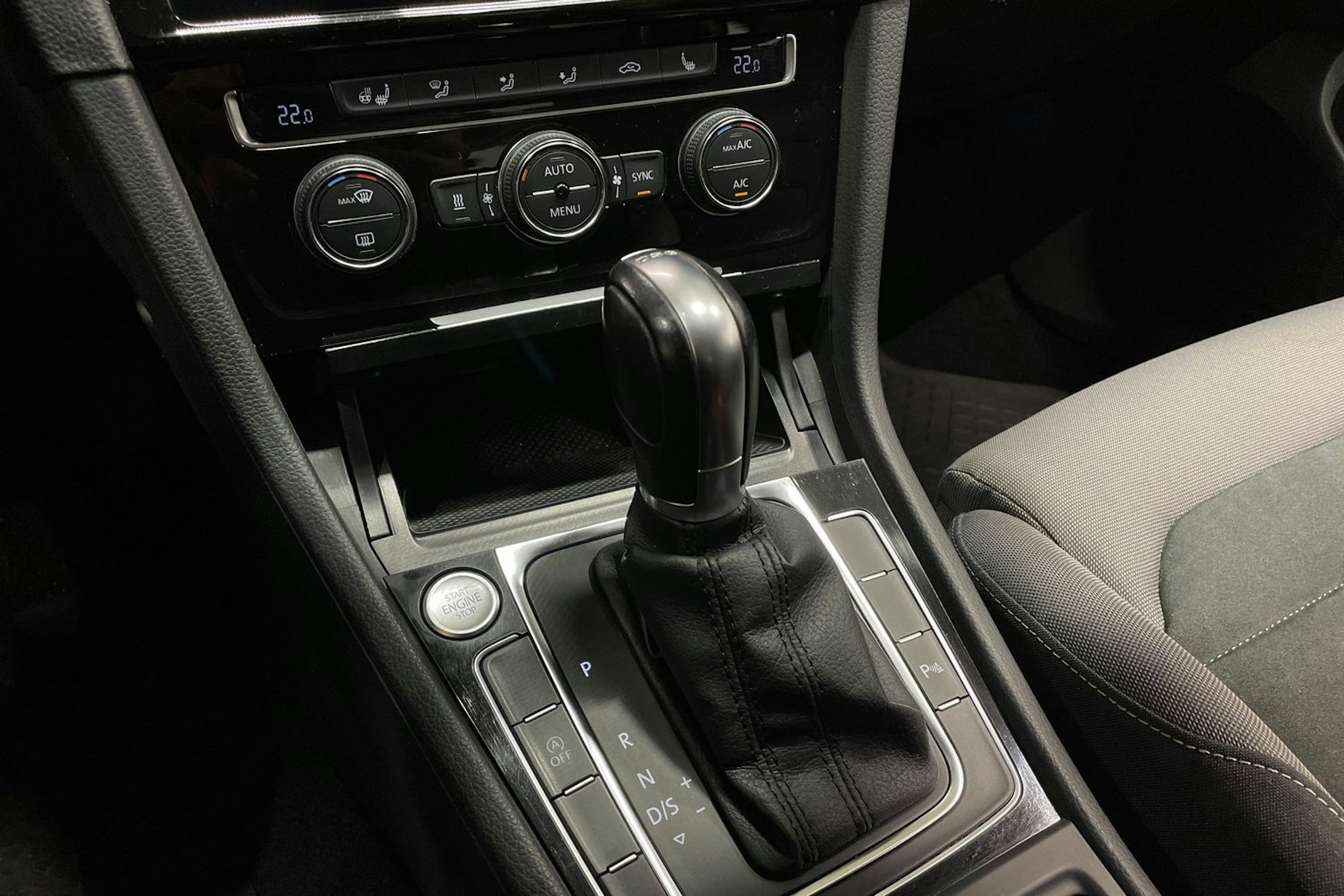 Valkoinen Volkswagen GOLF 2018 kuva 23.