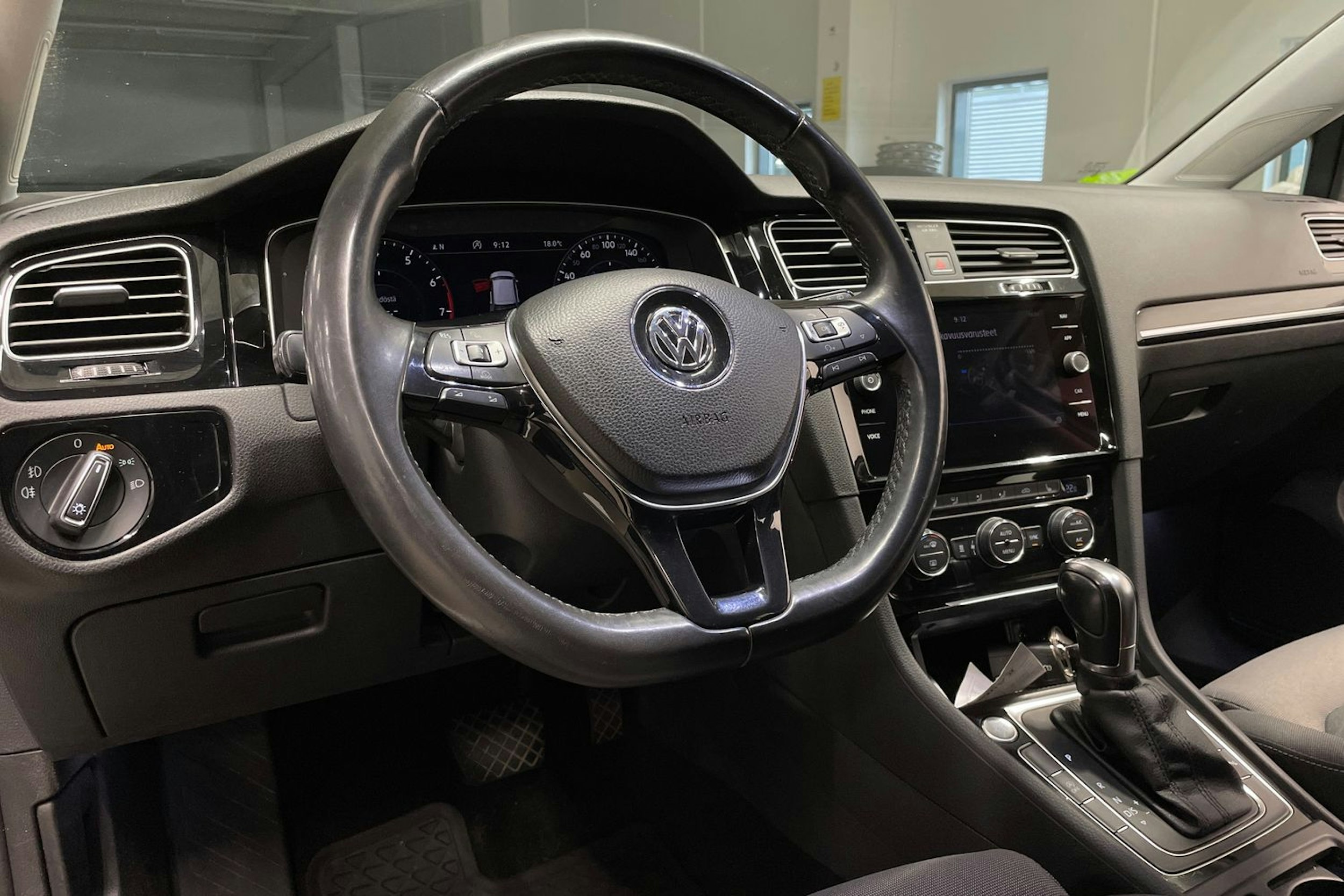 Valkoinen Volkswagen GOLF 2018 kuva 28.