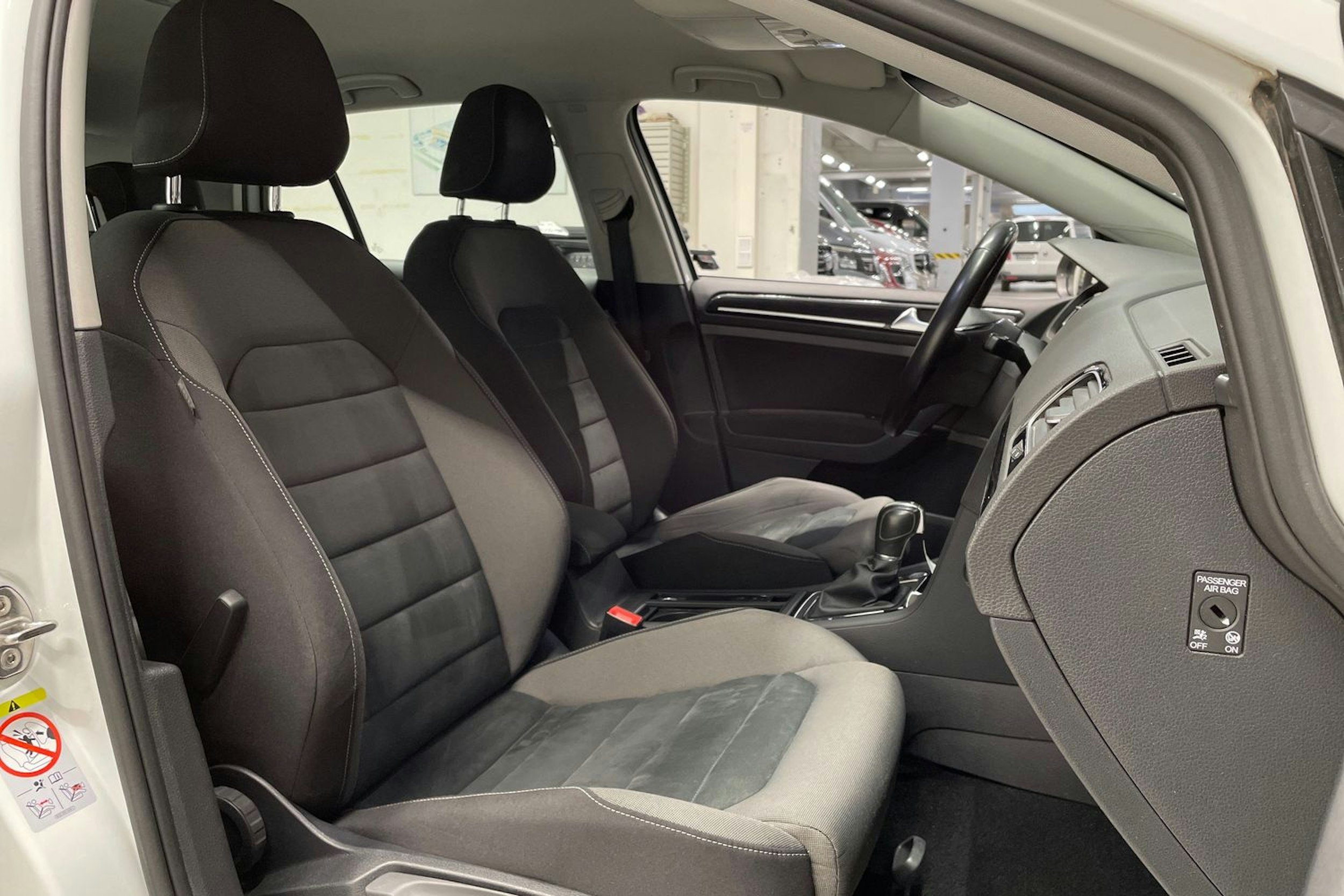 Valkoinen Volkswagen GOLF 2018 kuva 29.