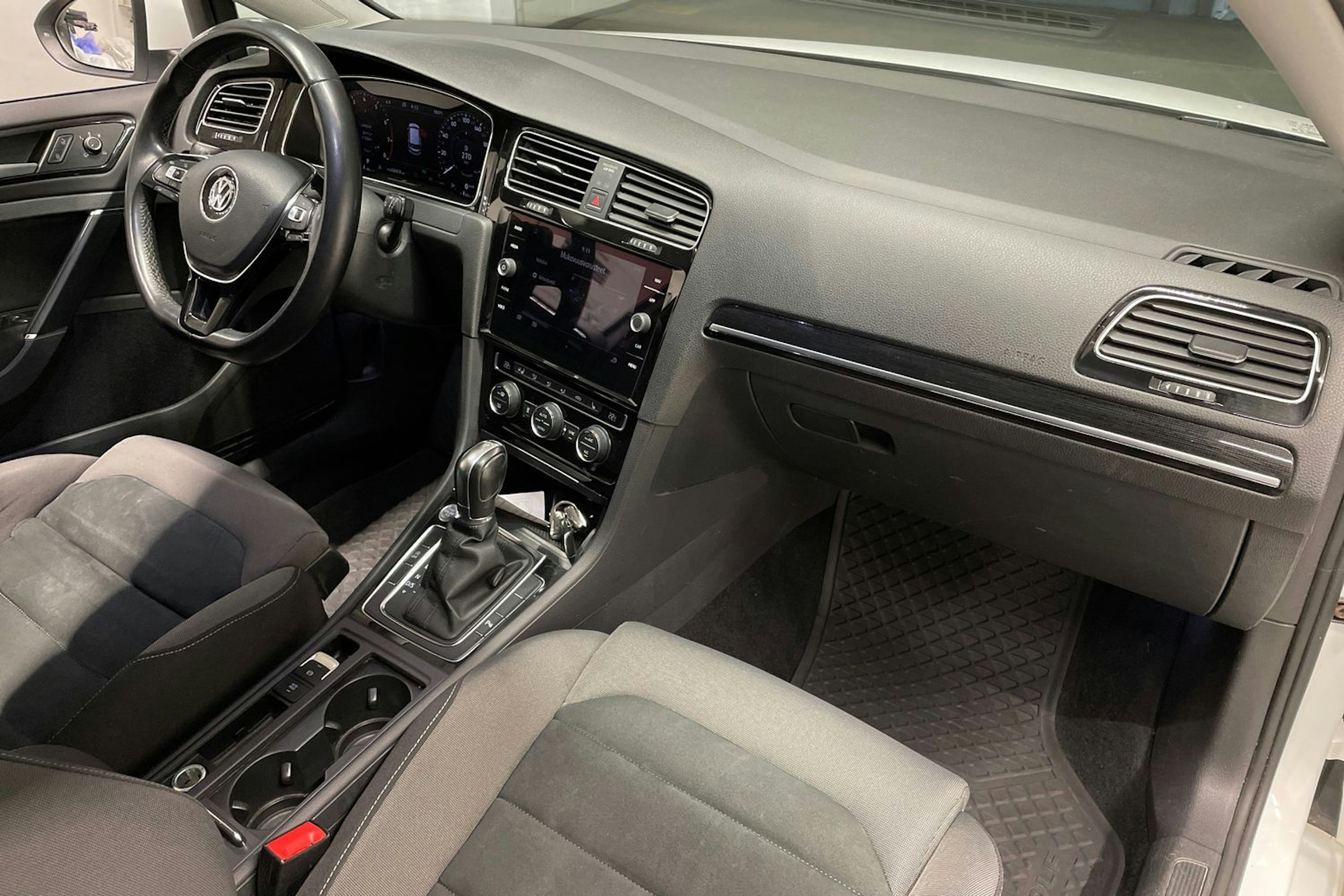Valkoinen Volkswagen GOLF 2018 kuva 30.