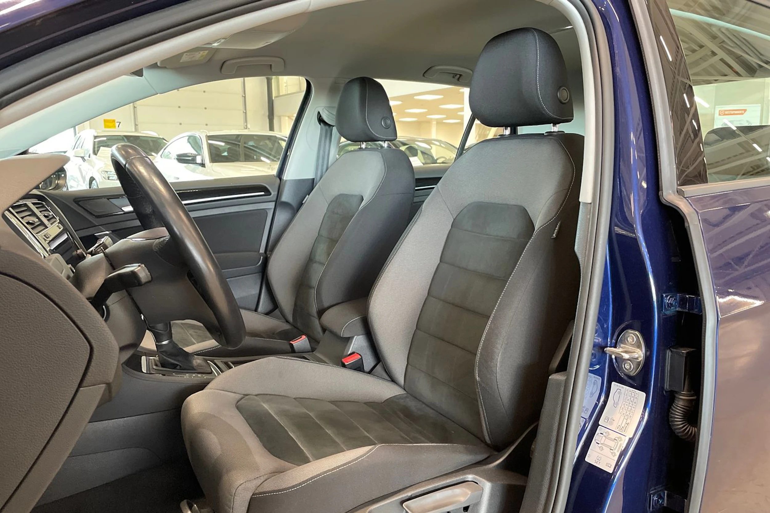 sininen Volkswagen Golf 2018 kuva 11.