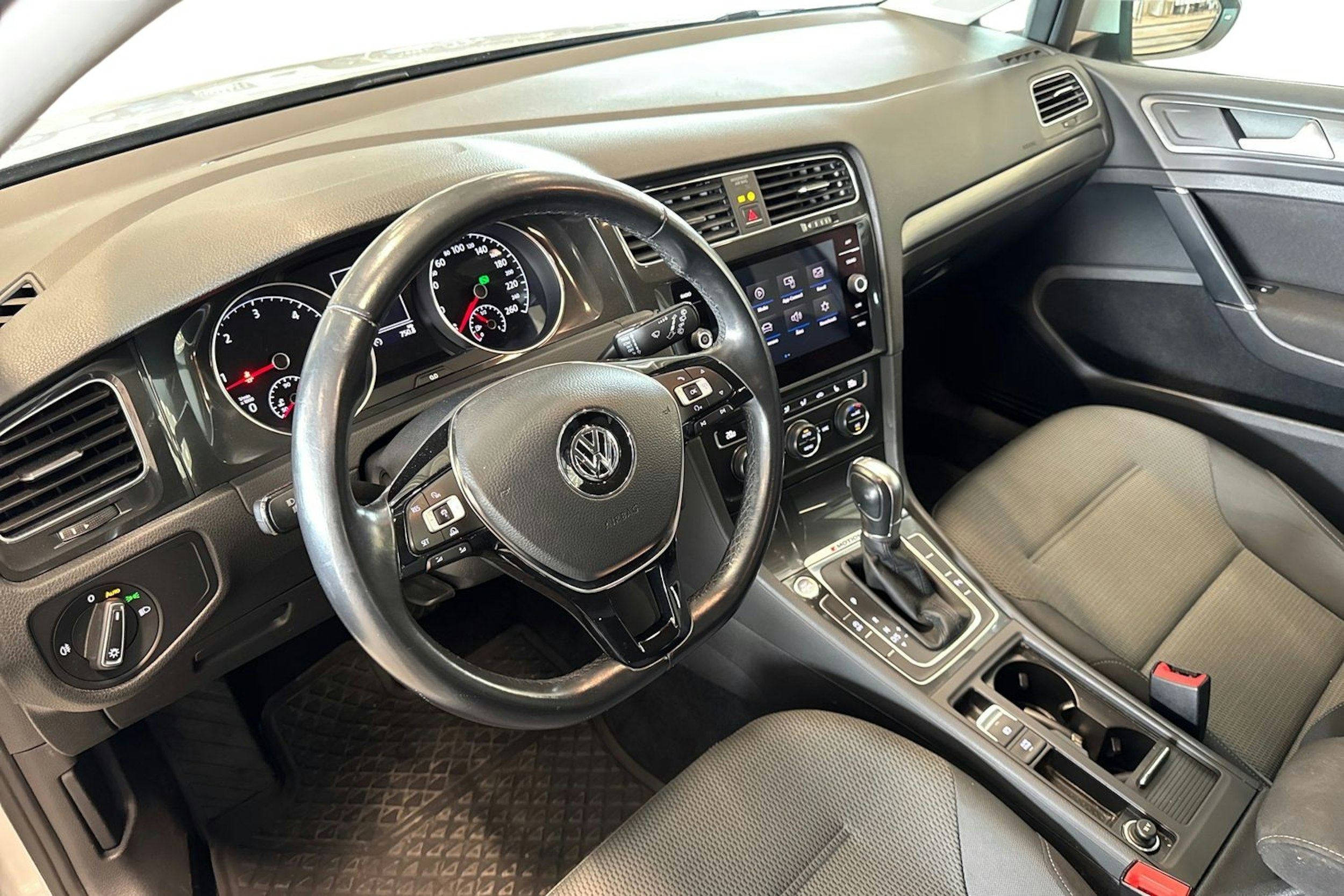 valkoinen Volkswagen Golf 2018 kuva 7.