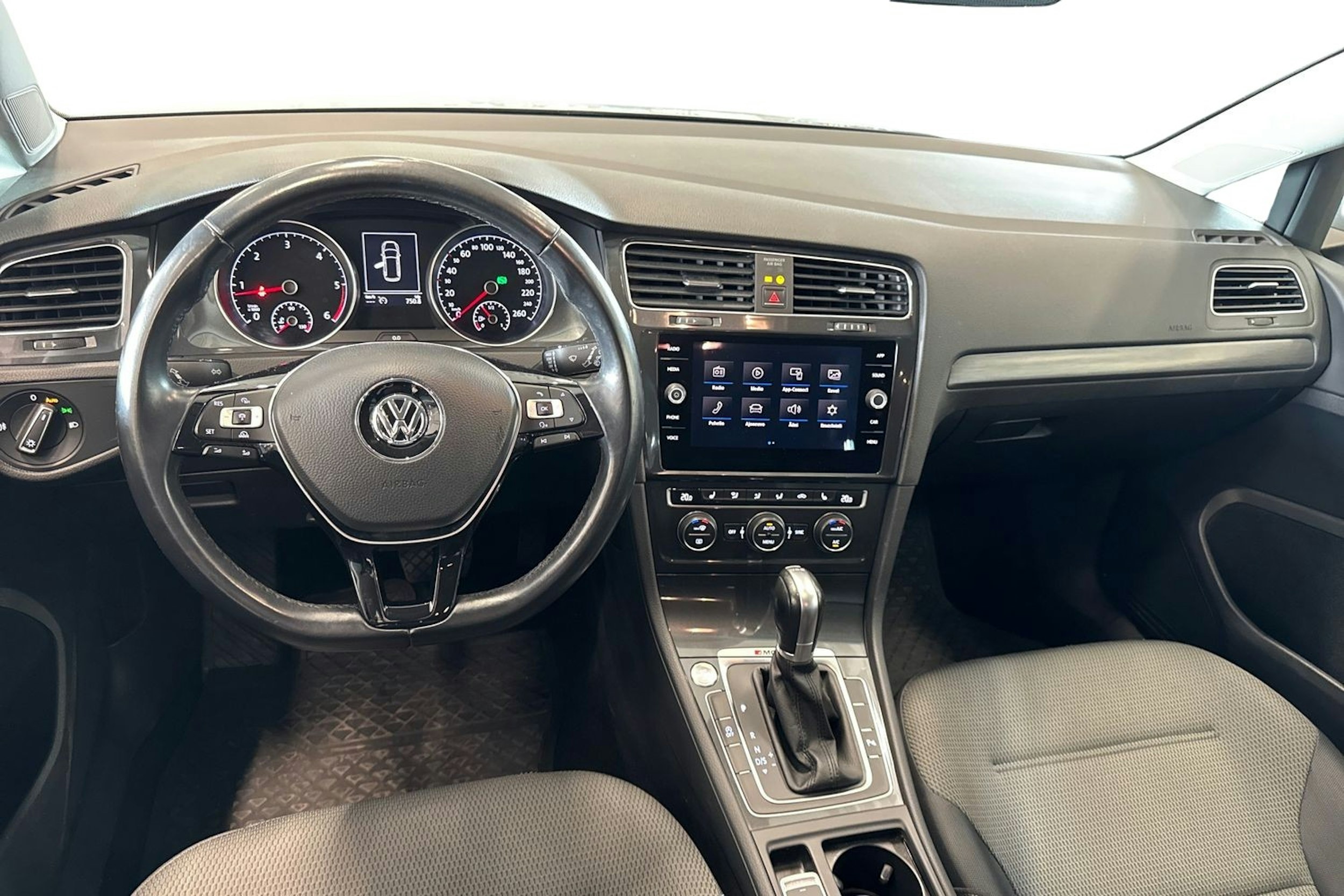 valkoinen Volkswagen Golf 2018 kuva 9.