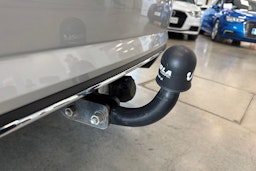 valkoinen Volkswagen Golf 2018 kuva 20.