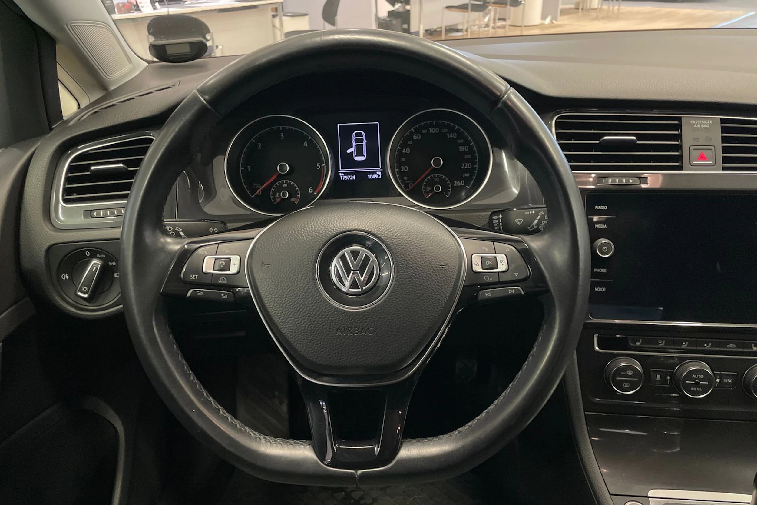 musta Volkswagen Golf 2018 kuva 18.