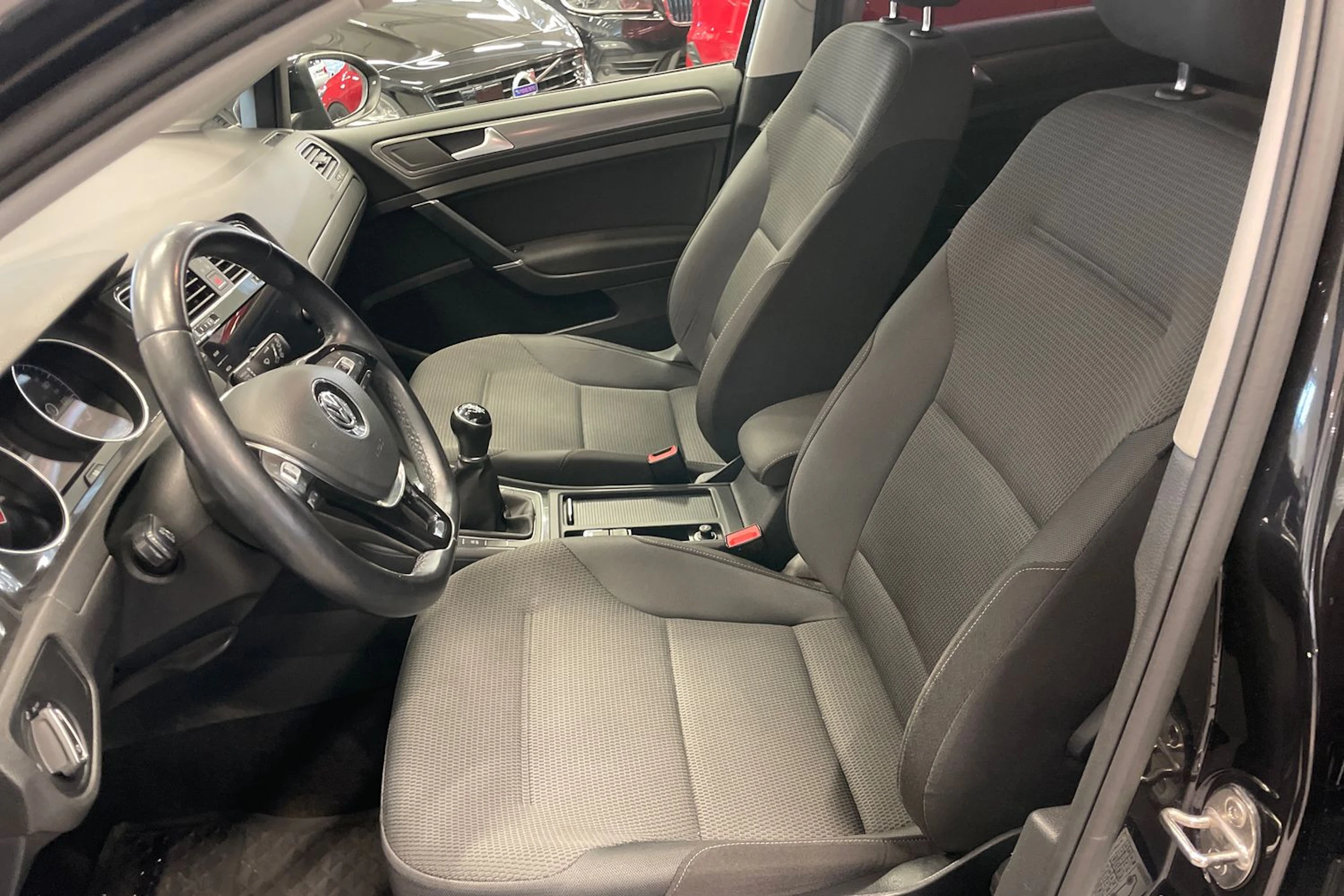 musta Volkswagen Golf 2018 kuva 20.