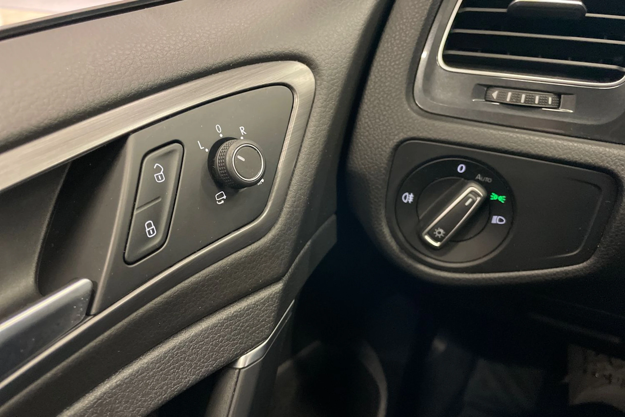 musta Volkswagen Golf 2018 kuva 22.