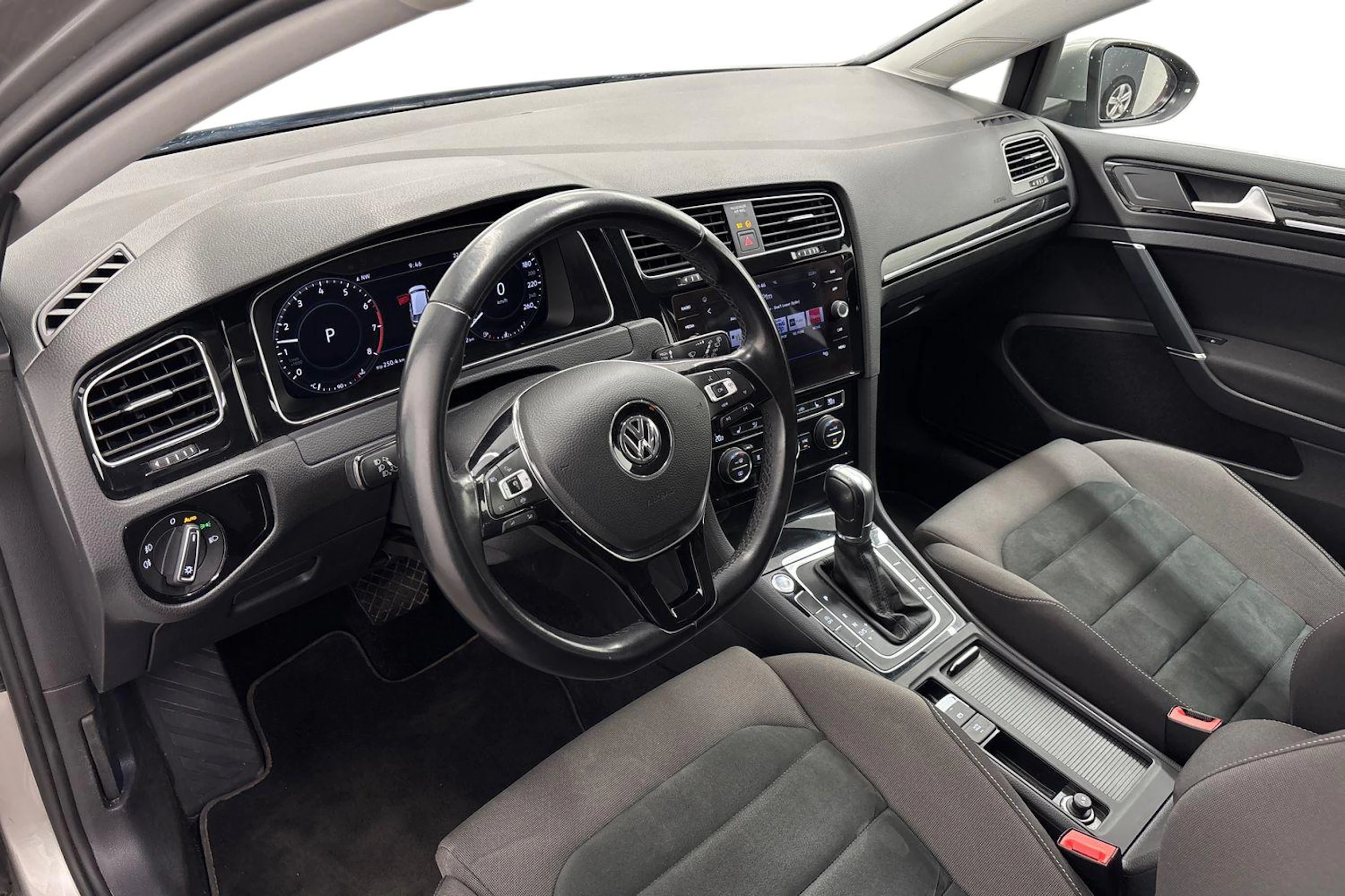 harmaa Volkswagen Golf 2019 kuva 8.