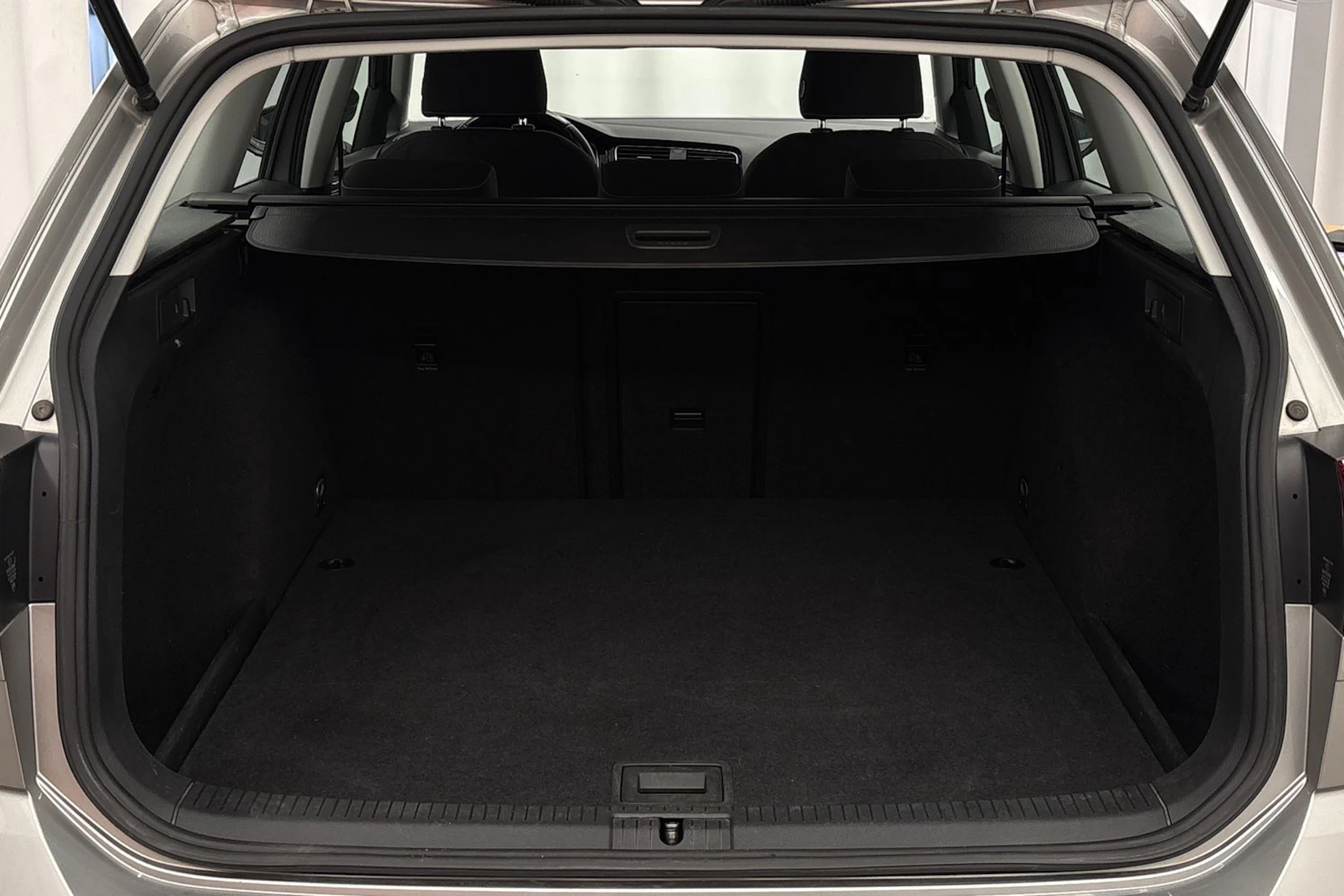 harmaa Volkswagen Golf 2019 kuva 27.