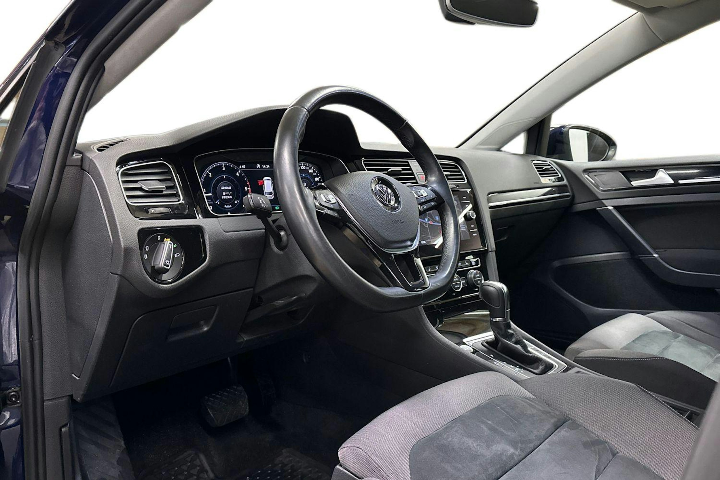 sininen Volkswagen Golf 2019 kuva 6.