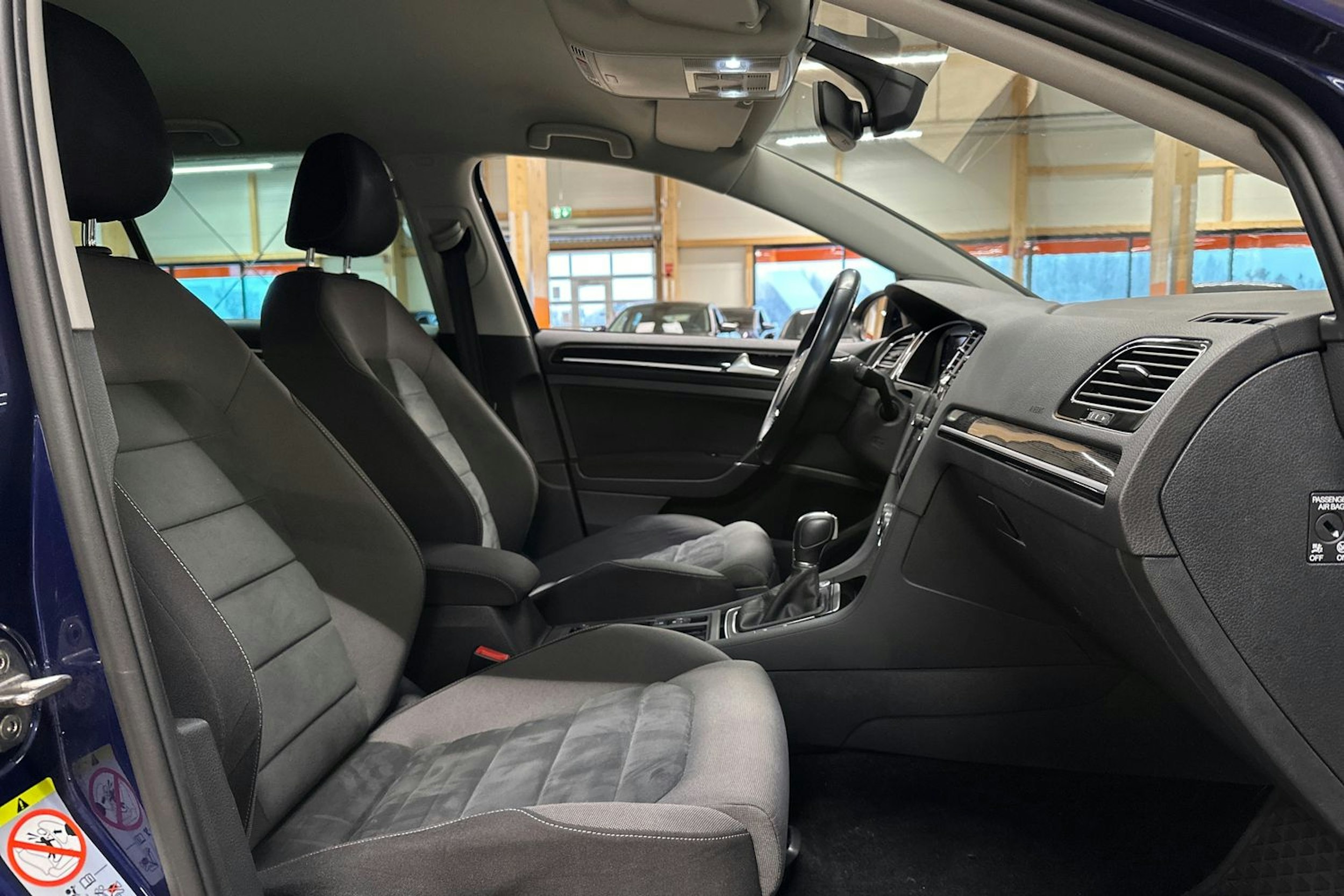 sininen Volkswagen Golf 2019 kuva 11.