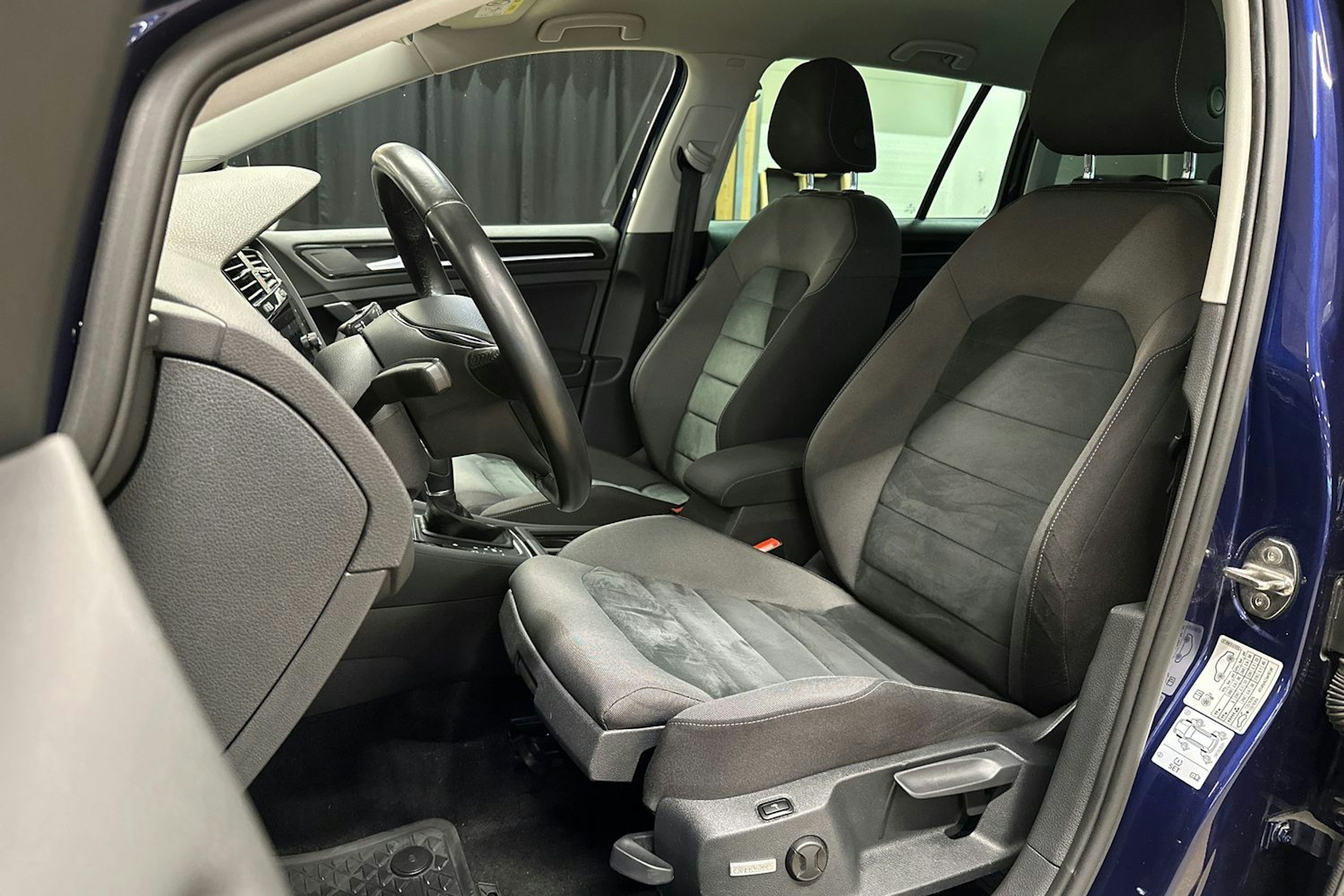 sininen Volkswagen Golf 2019 kuva 12.