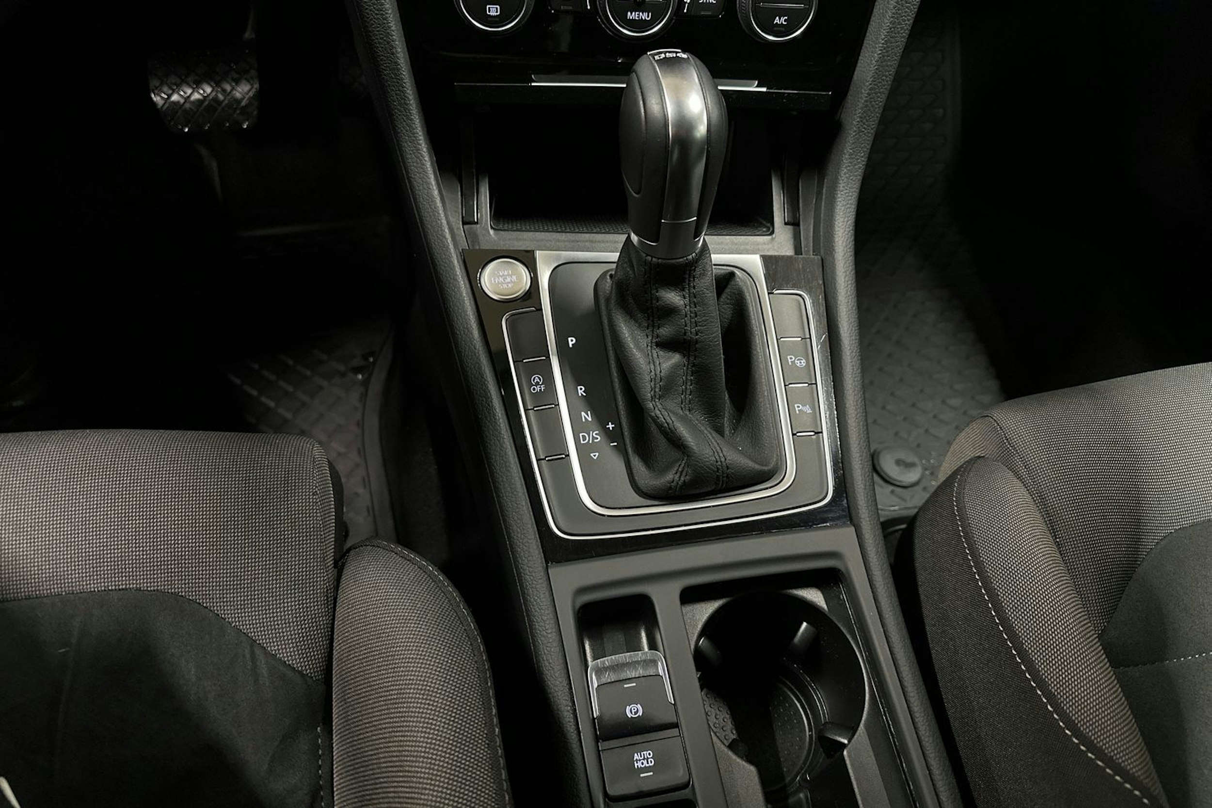 sininen Volkswagen Golf 2019 kuva 19.