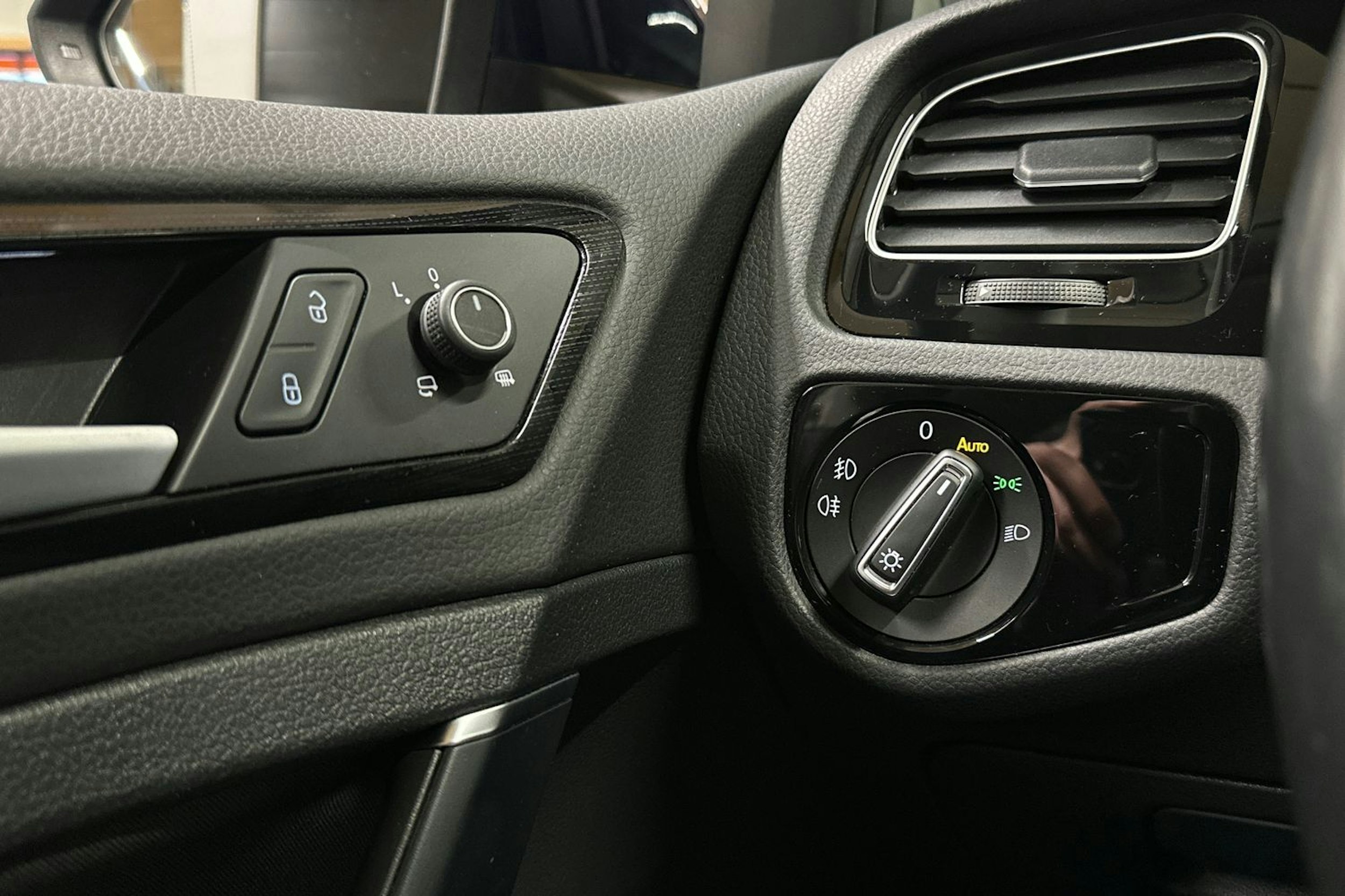 sininen Volkswagen Golf 2019 kuva 25.