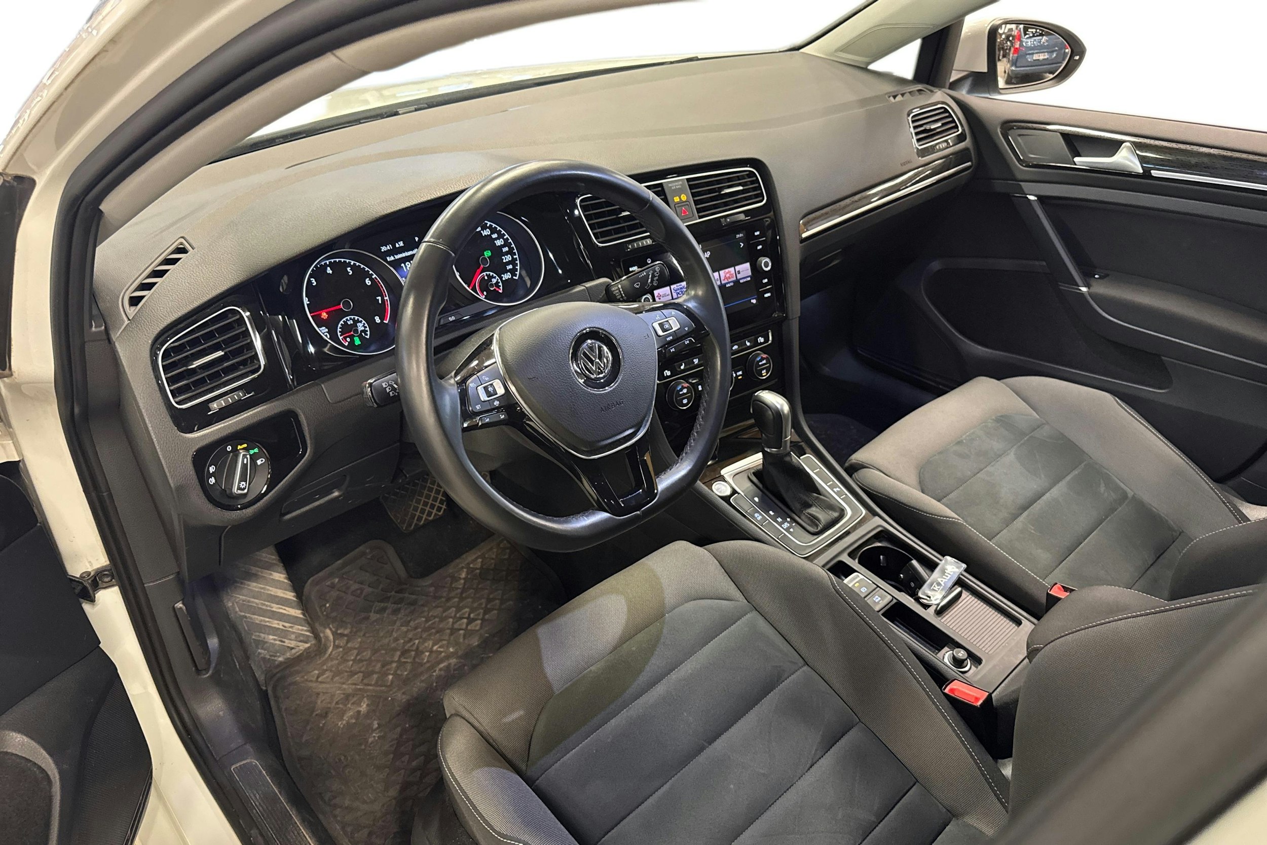 valkoinen Volkswagen Golf 2019 kuva 3.