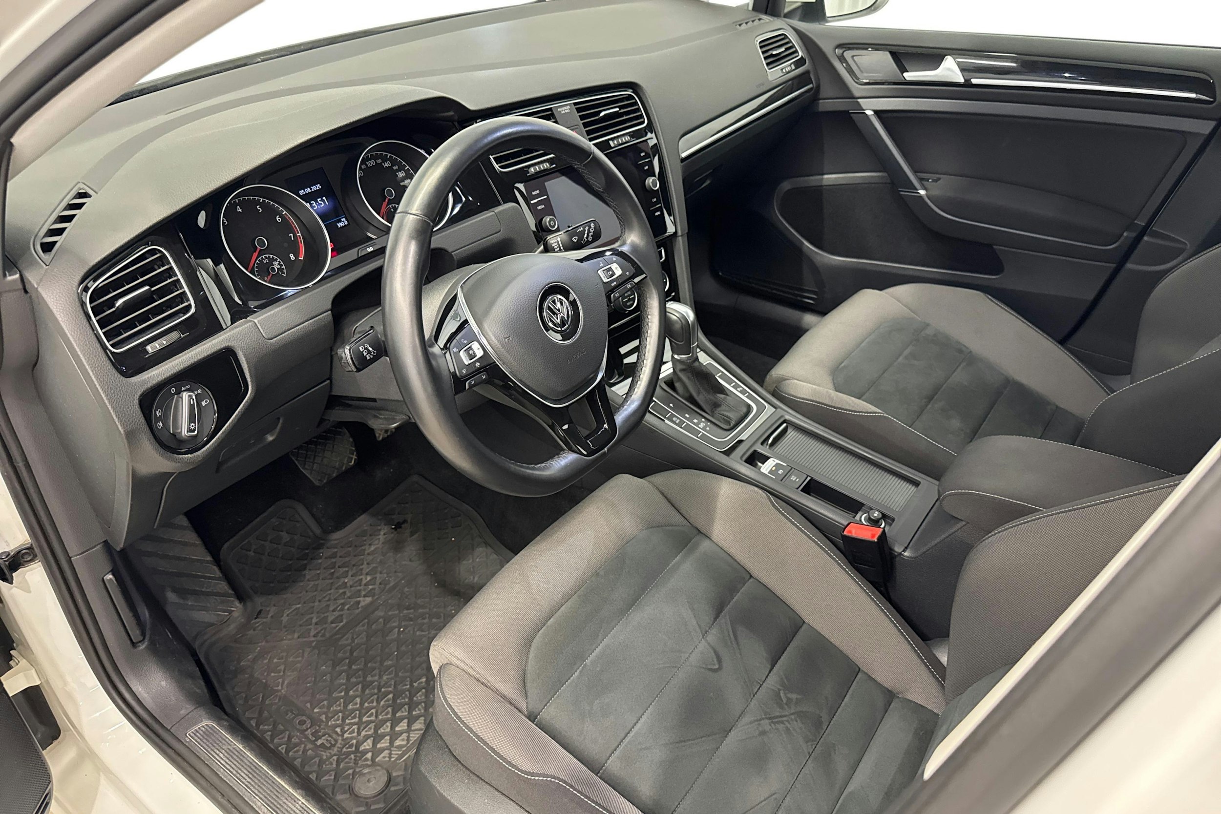 valkoinen Volkswagen Golf 2019 kuva 7.