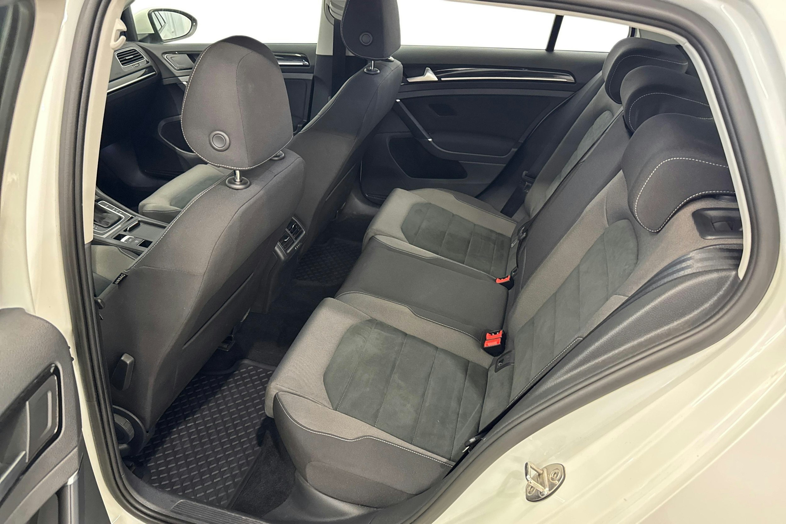 valkoinen Volkswagen Golf 2019 kuva 10.