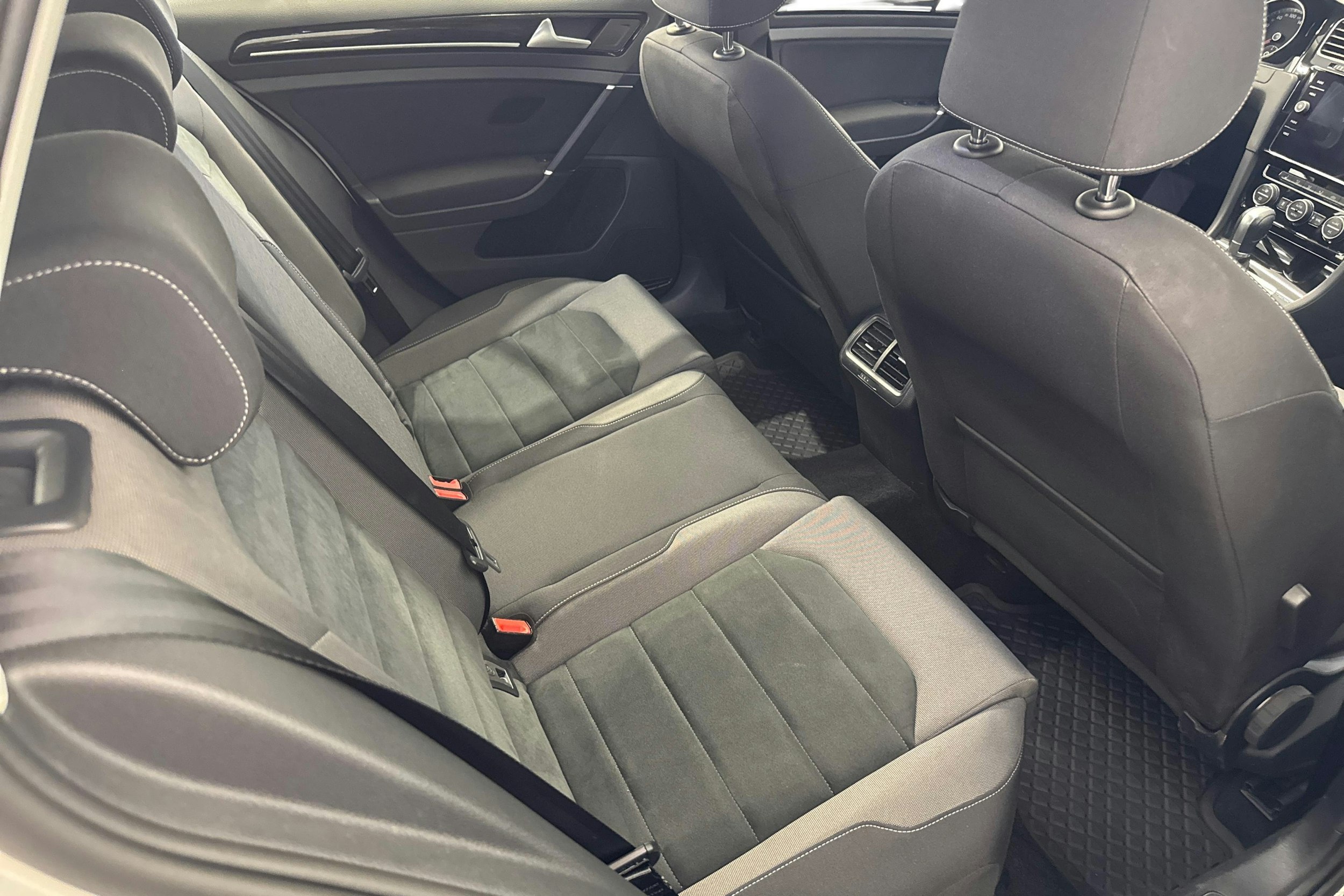 valkoinen Volkswagen Golf 2019 kuva 11.