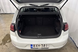 valkoinen Volkswagen Golf 2019 kuva 13.
