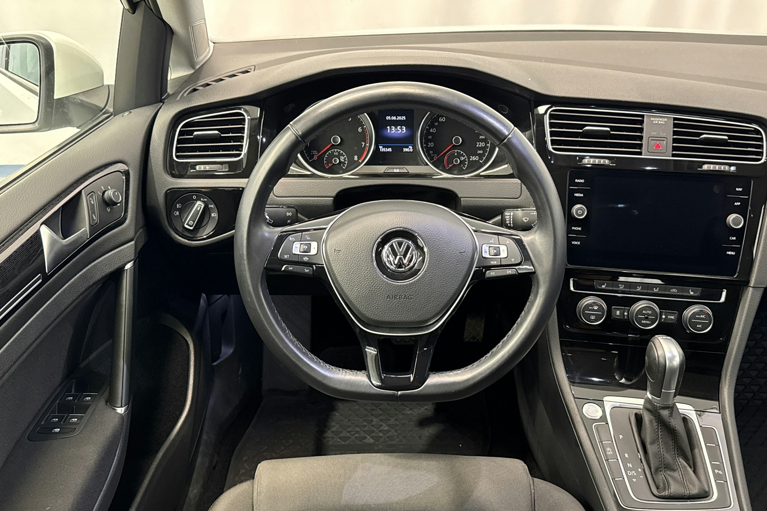 valkoinen Volkswagen Golf 2019 kuva 15.