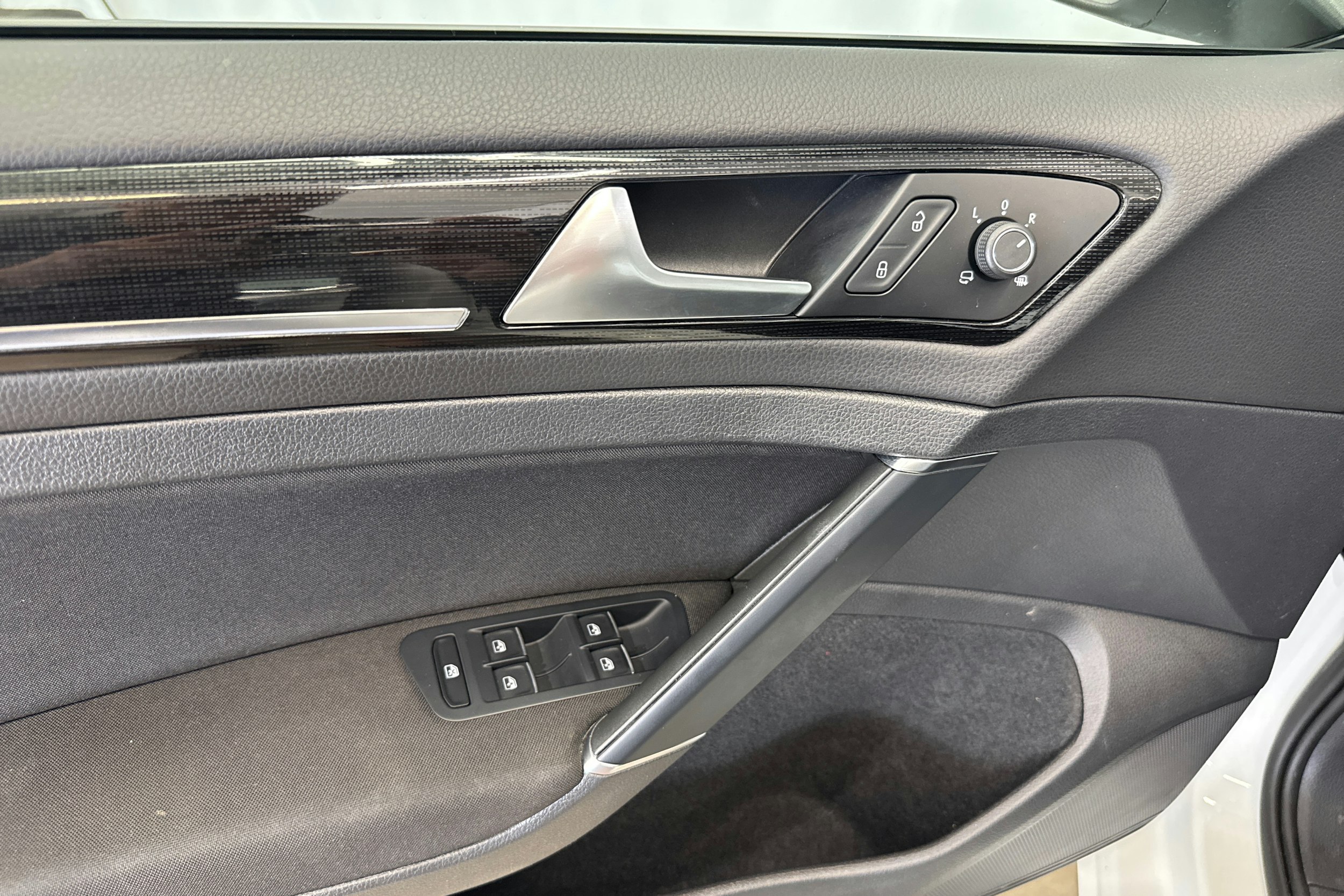 valkoinen Volkswagen Golf 2019 kuva 16.