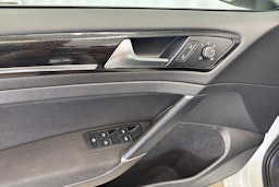 valkoinen Volkswagen Golf 2019 kuva 16.