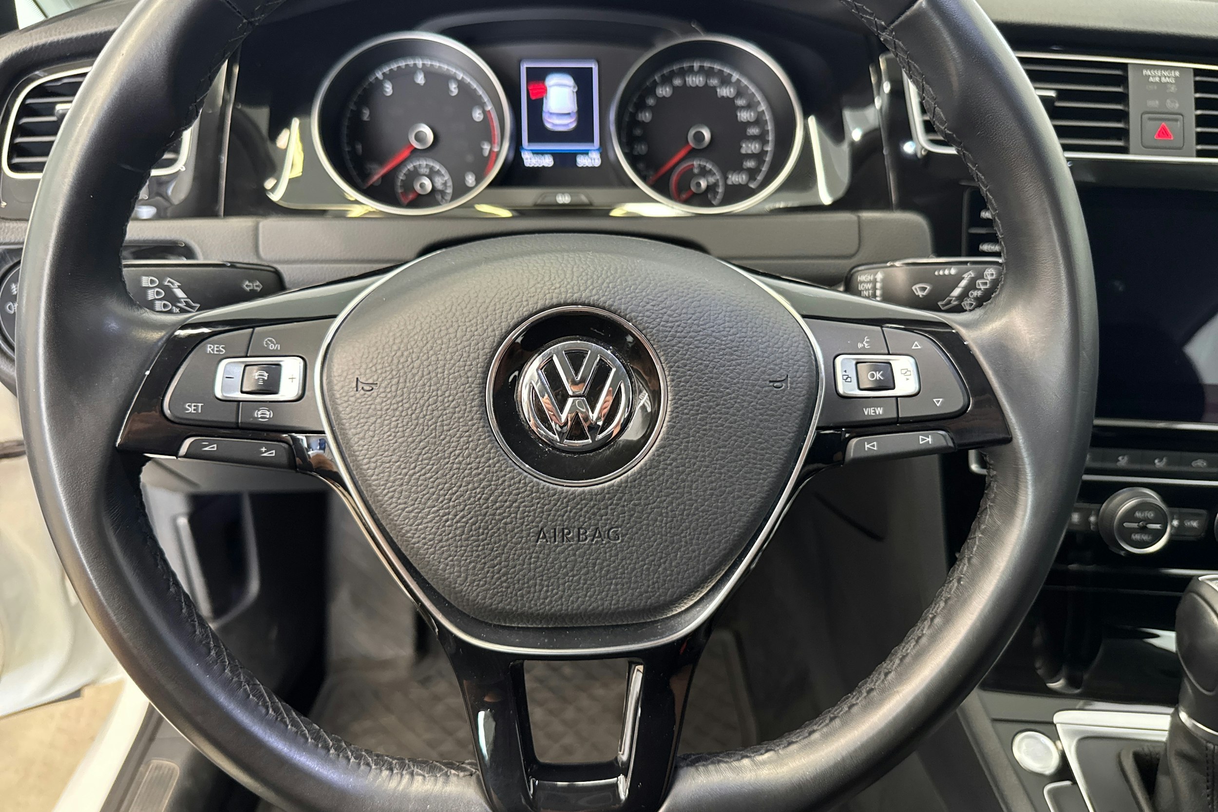 valkoinen Volkswagen Golf 2019 kuva 17.