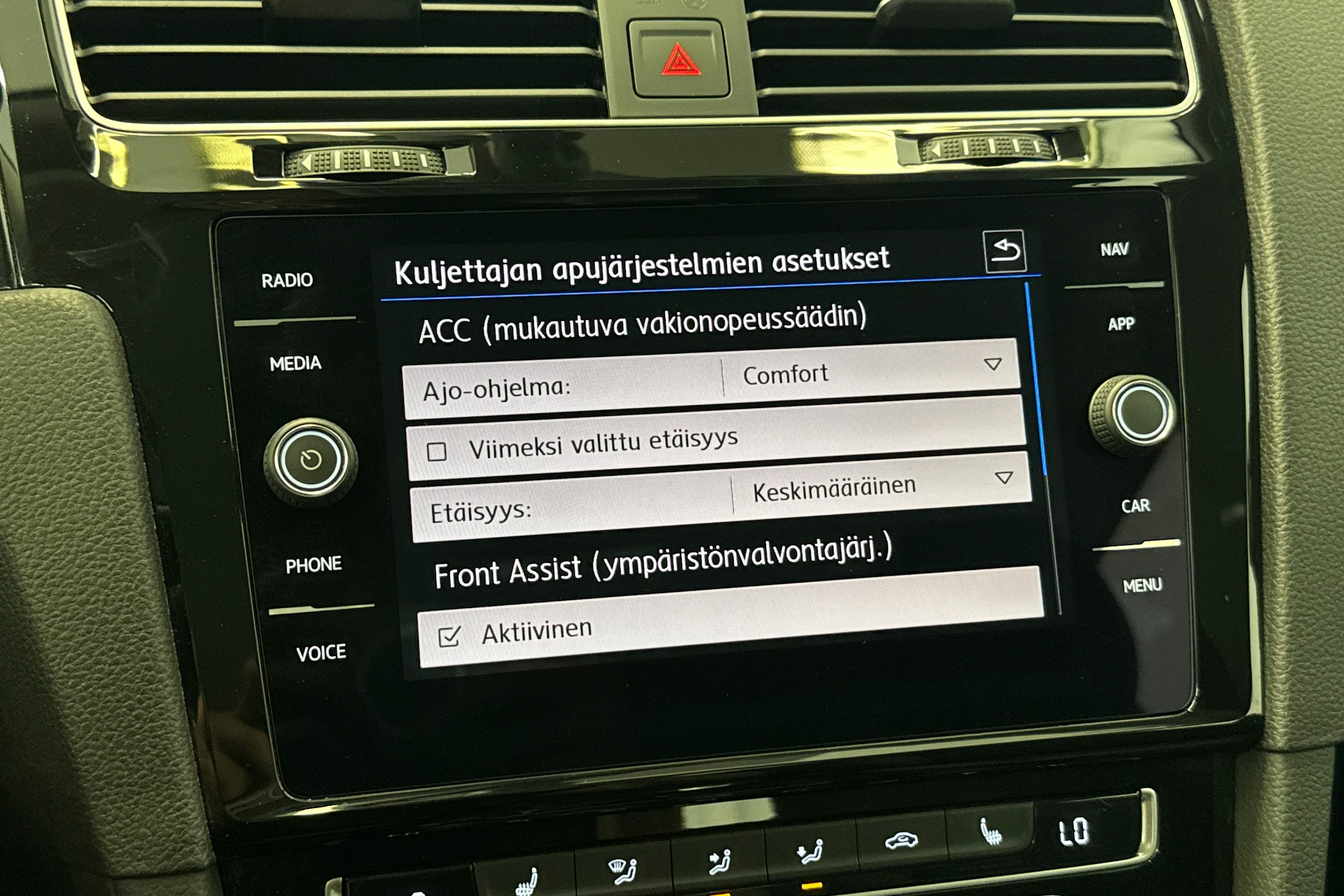 valkoinen Volkswagen Golf 2019 kuva 24.