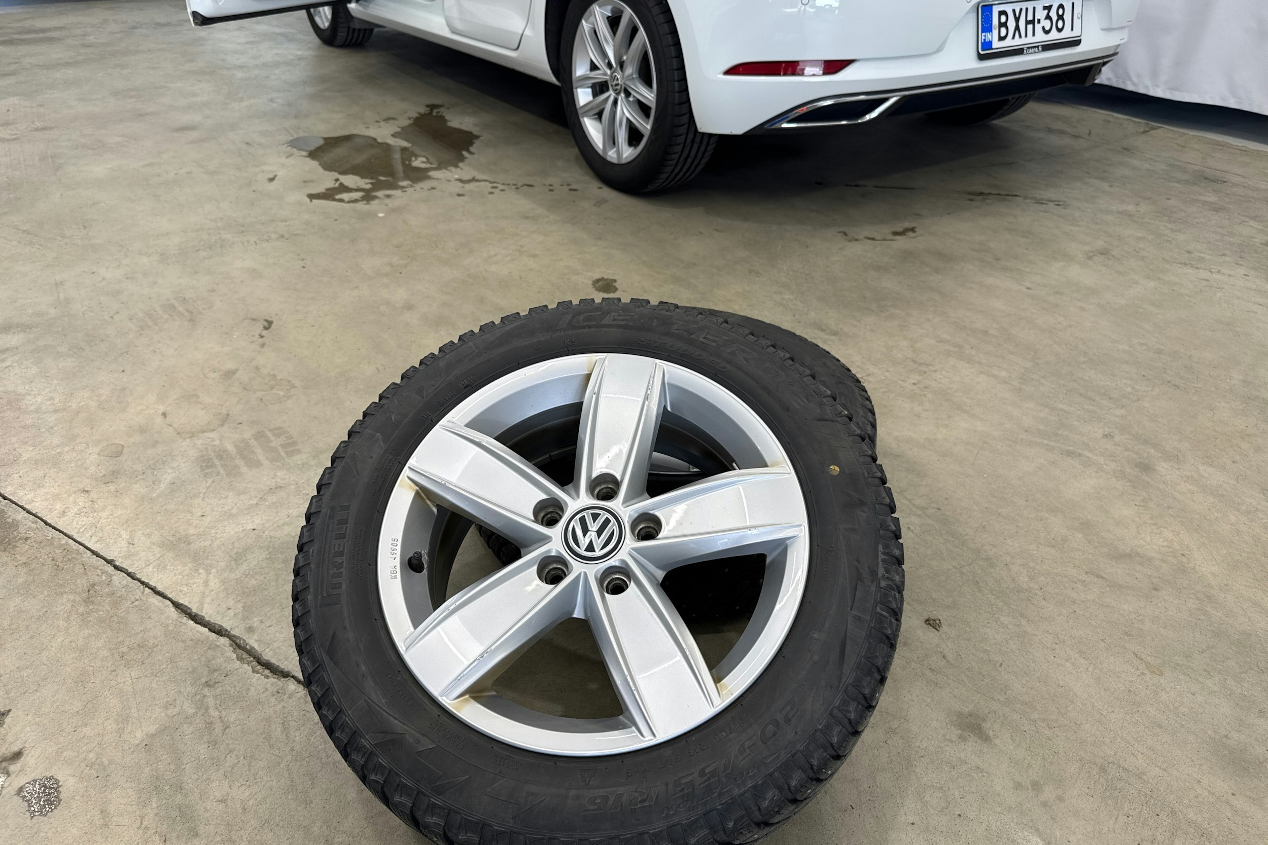 valkoinen Volkswagen Golf 2019 kuva 26.