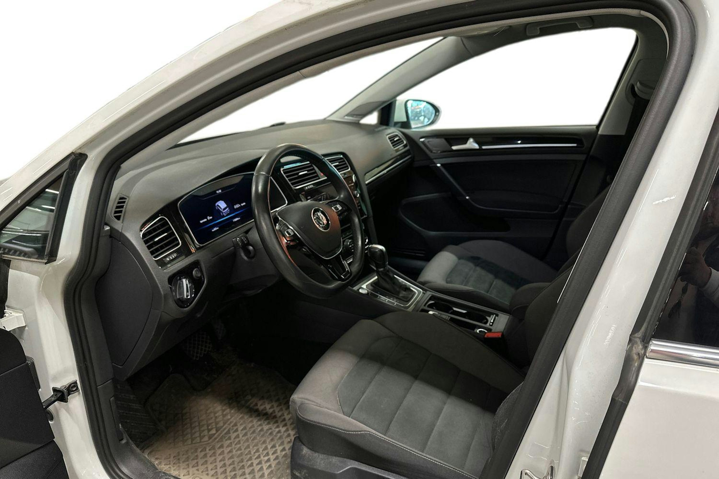 valkoinen Volkswagen Golf 2019 kuva 3.