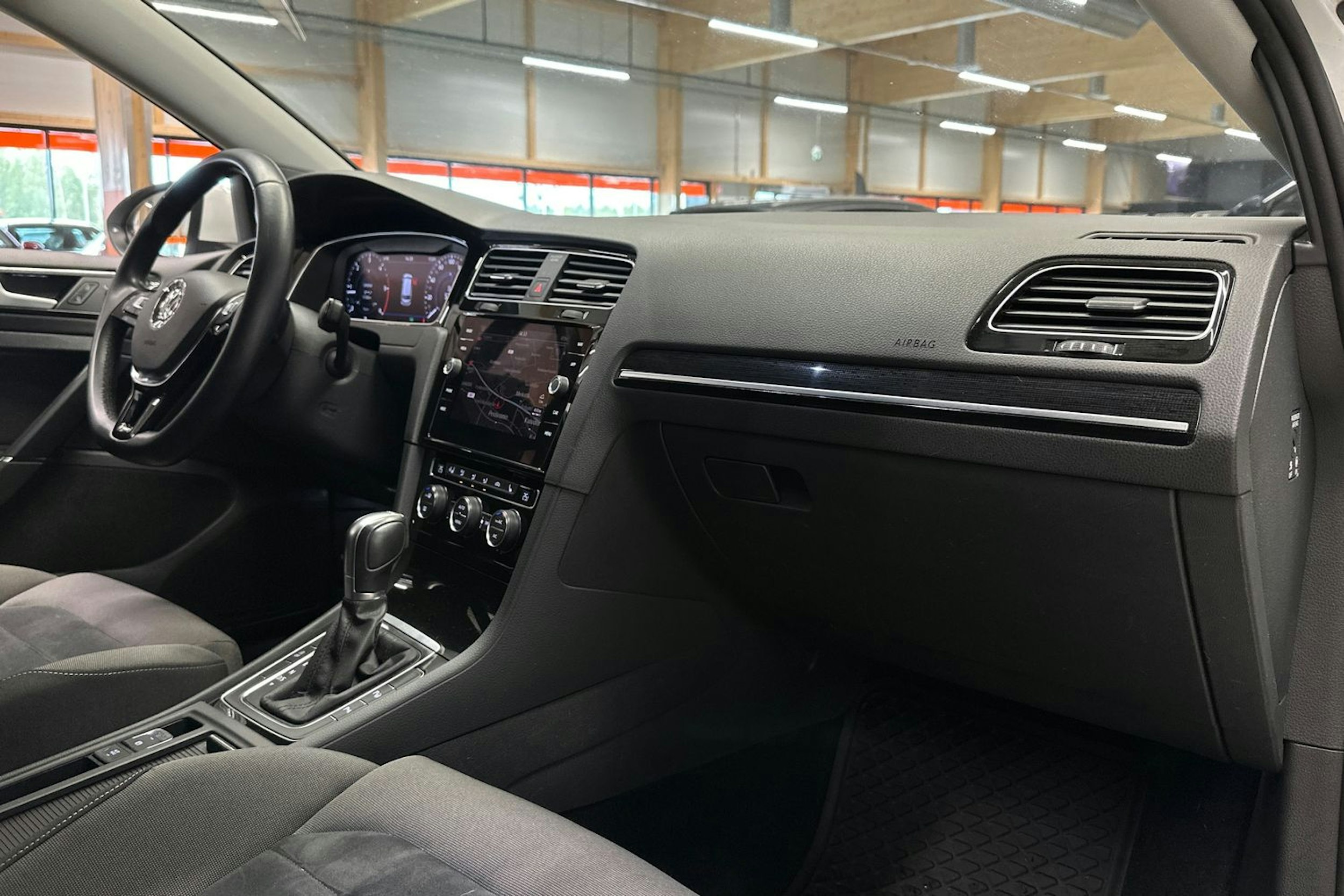 valkoinen Volkswagen Golf 2019 kuva 14.