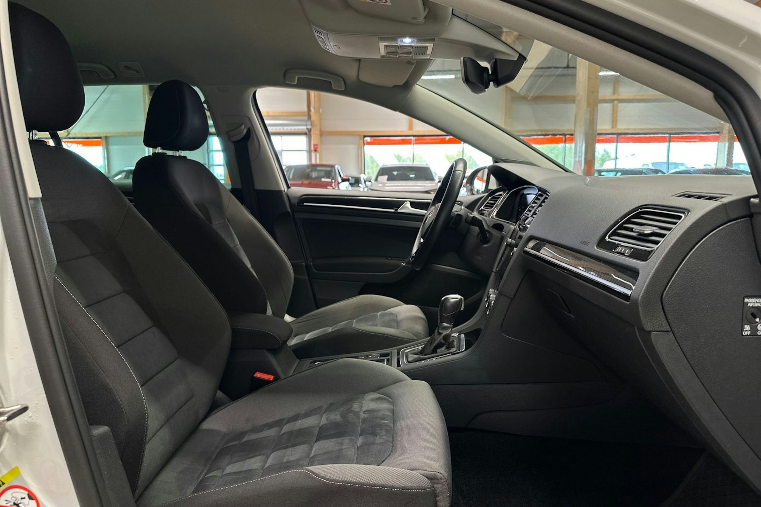 valkoinen Volkswagen Golf 2019 kuva 15.