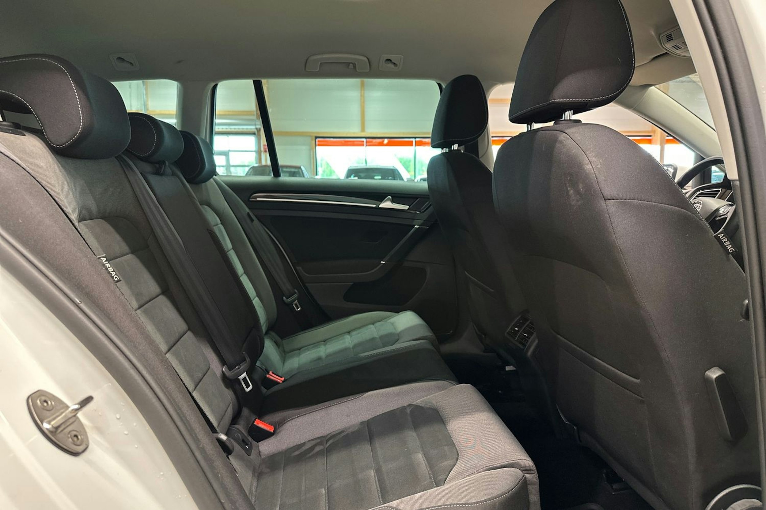 valkoinen Volkswagen Golf 2019 kuva 16.
