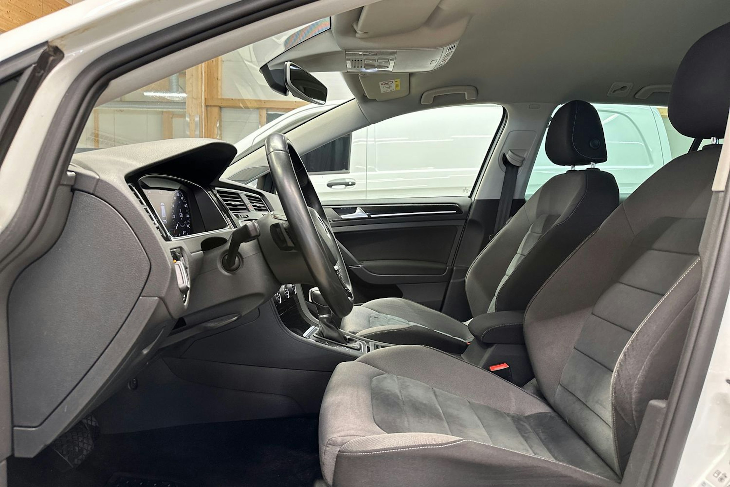 valkoinen Volkswagen Golf 2019 kuva 17.