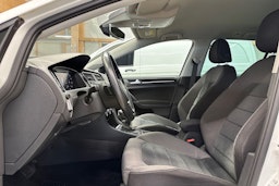 valkoinen Volkswagen Golf 2019 kuva 17.